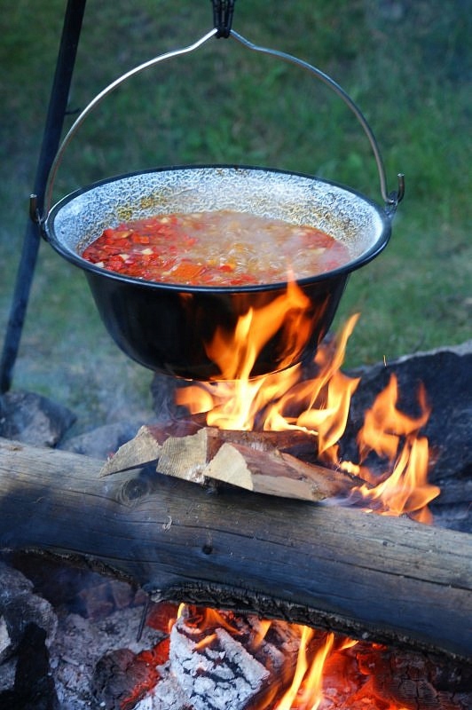 KOCIOŁEK WĘGIERSKI CZERWONY EMALIOWANY WISZĄCY GARNEK 14 L Perfect Home Kod producenta 13500