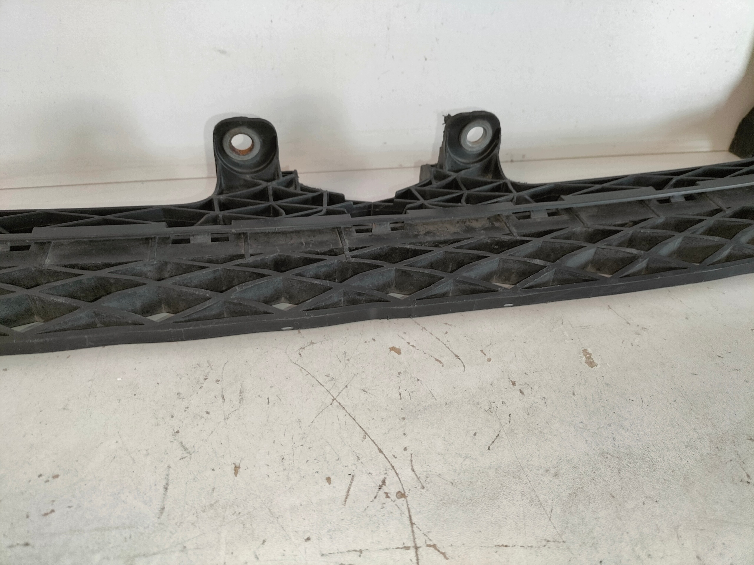 bumper bracket front console central grille VW PASSAT B7 10-14