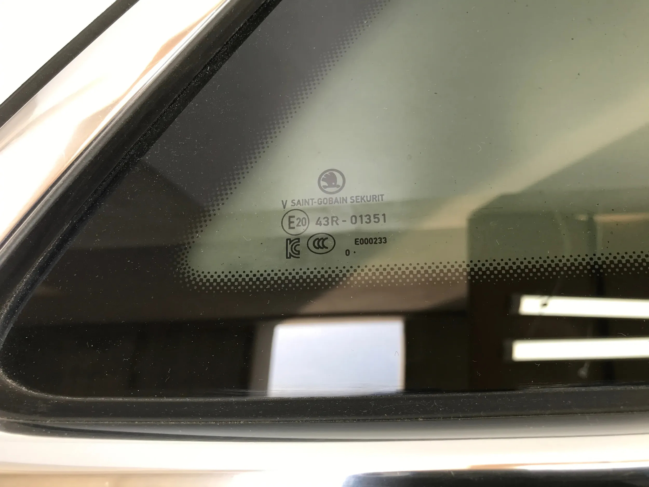 SKODA ENYAQ iV 2020 SZYBA KAROSERYJNA PRAWY TYŁ 5LG845298C CHROM CIEMNA Stan opakowania zastępcze