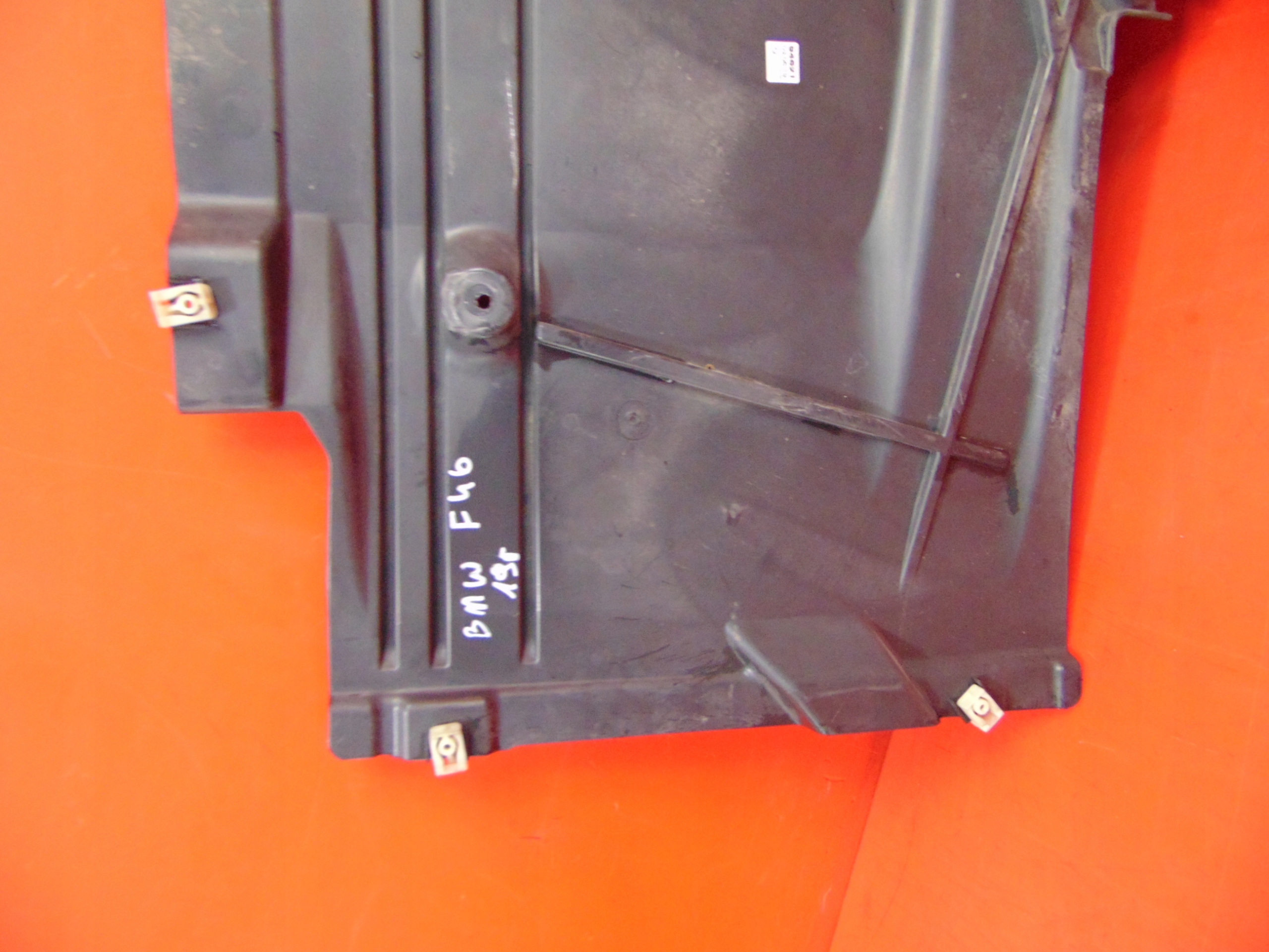BMW 2 F46 ABDECKUNG BLENDE ABDECKUNG UNTERFAHRSCHUTZ TANK LINKS HECK