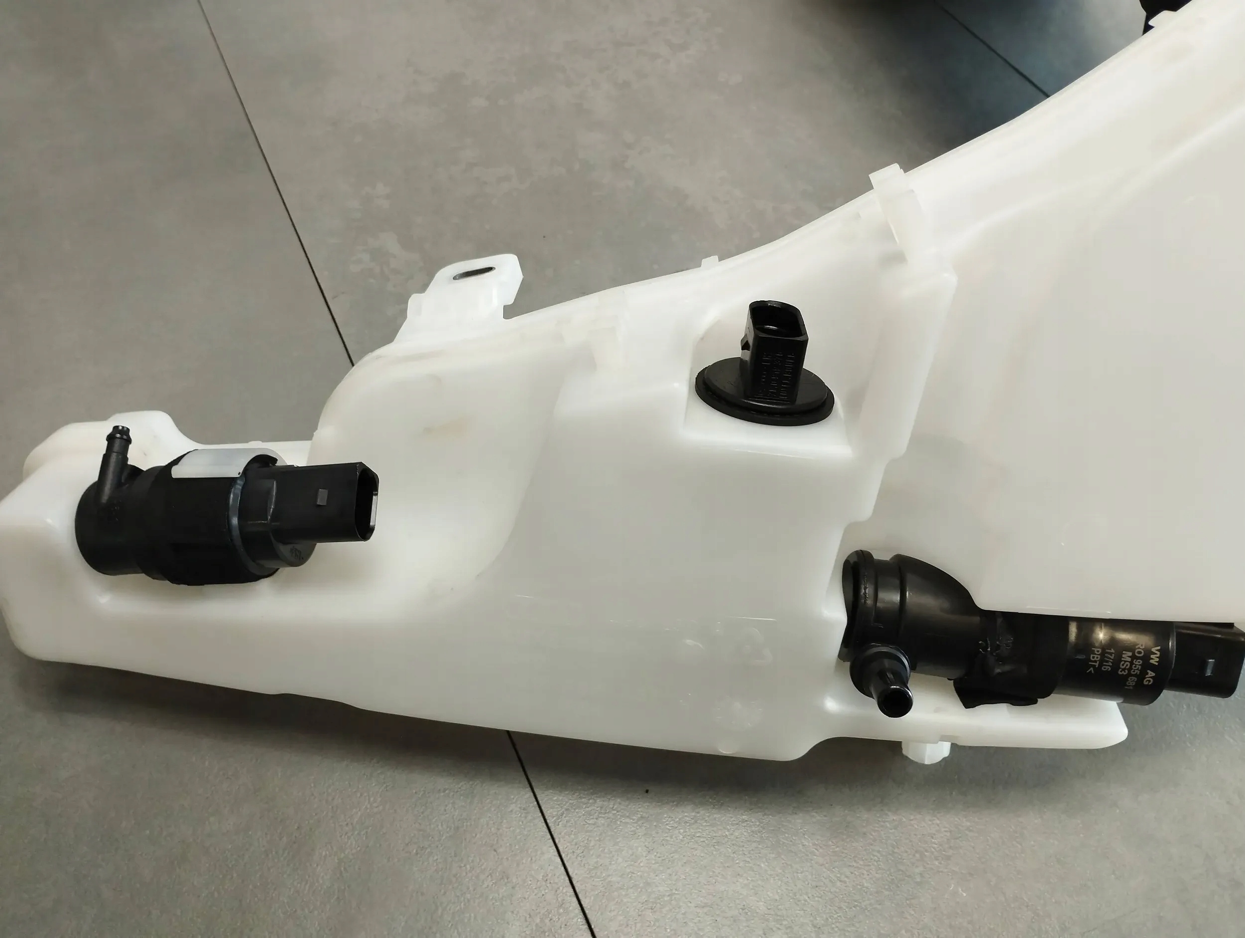 Audi A6 C7 4G washer fluid tank 4G1955462A