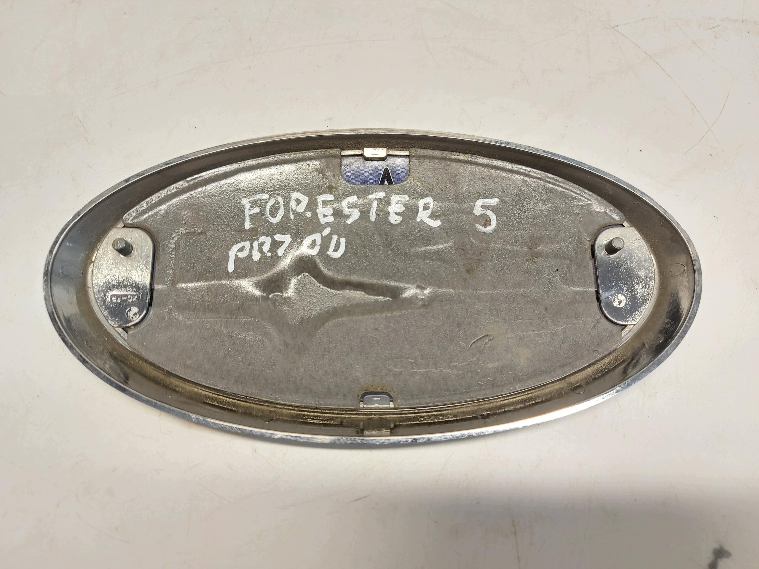 SUBARU Forester V SK LIFT logo emblemat capot