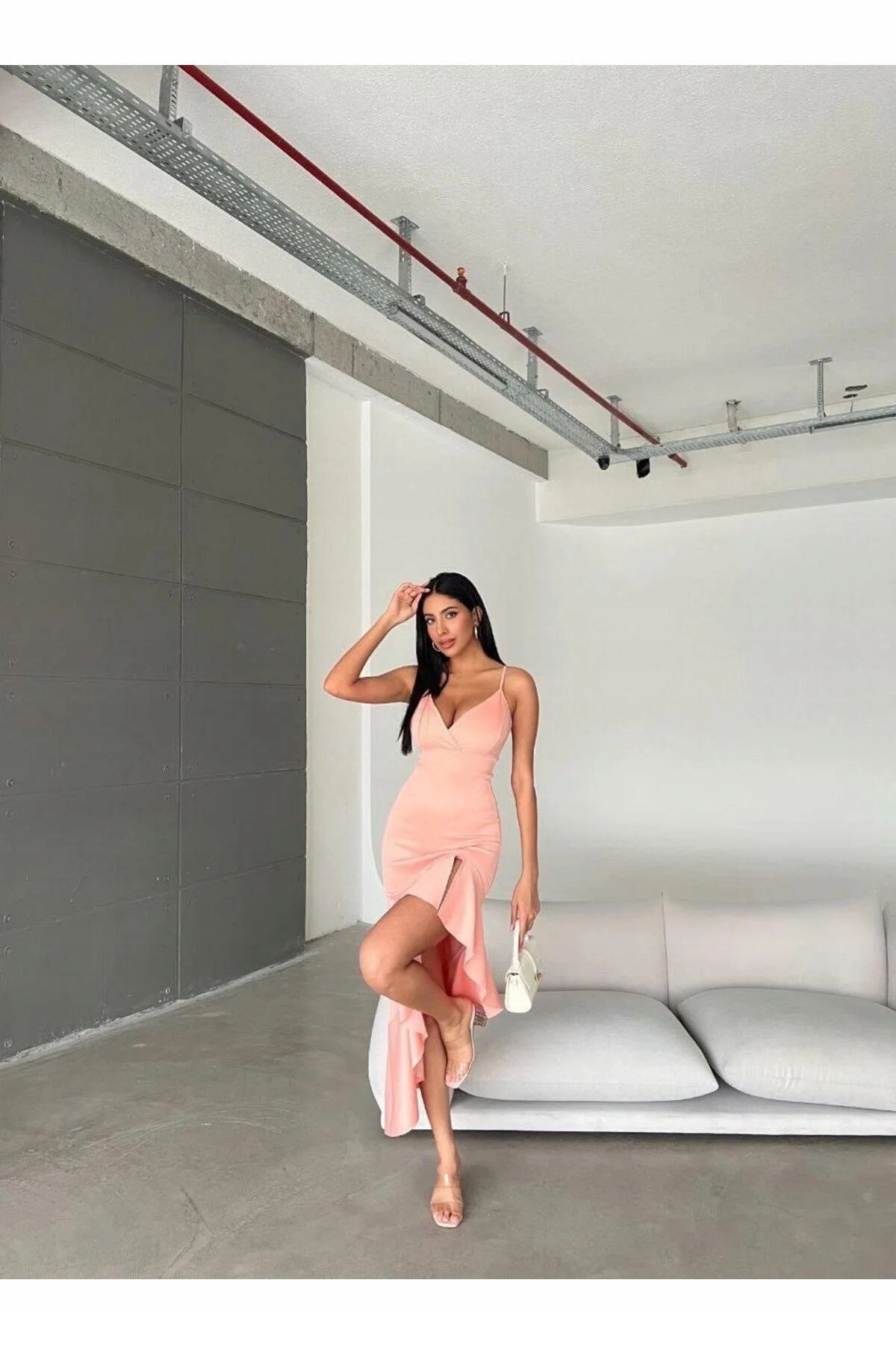 Elegantní Šaty MIDI S Volánem A Hlubokým Výstřihem L 5IA