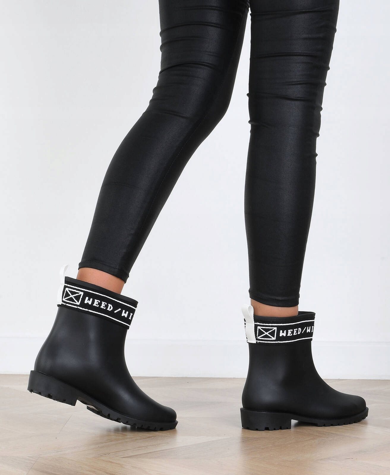 KALOSZE MATOWE BOTKI CZARNE Z NAPISEM 38 Kolor czarny