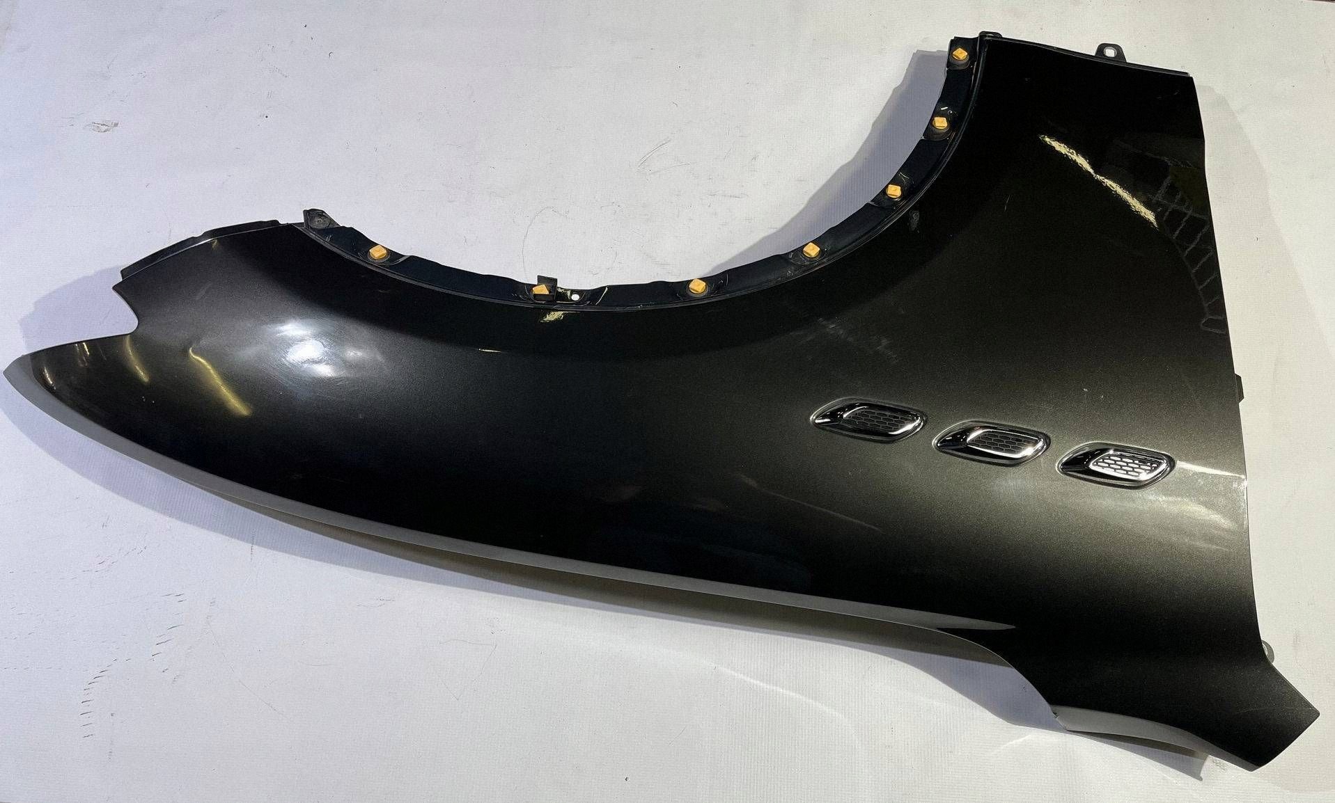 fender right front front Maserati Levante