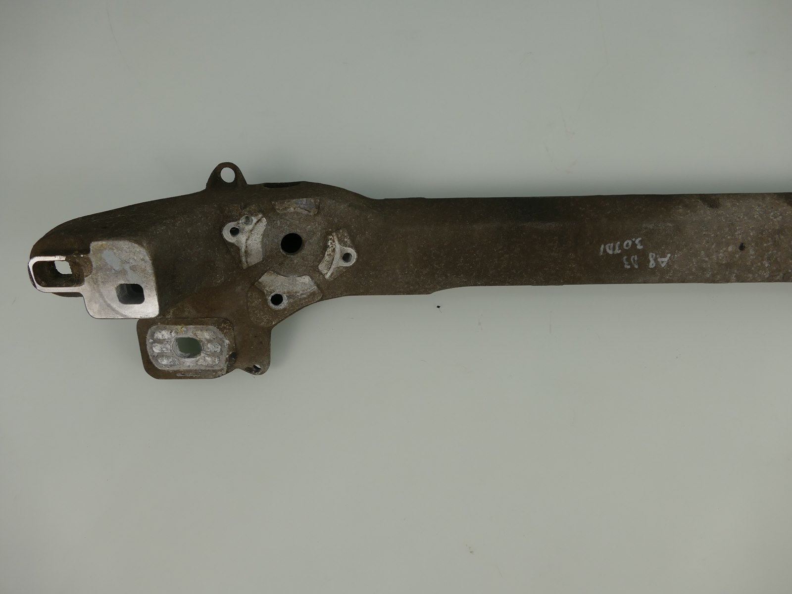 AUDI A8 D3 3.0 TDI engine mount sider support