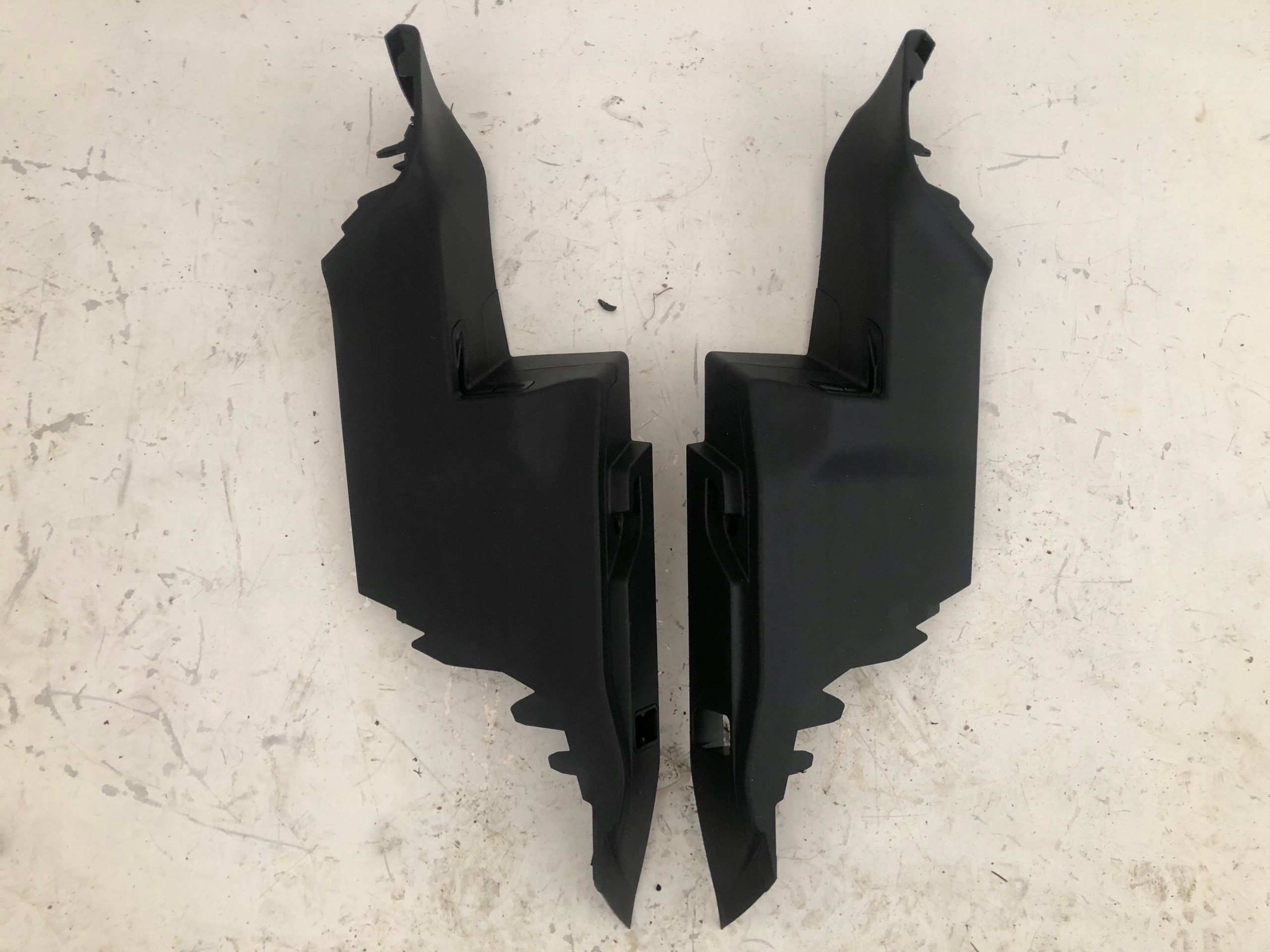 RANGE ROVER EVOQUE L551 POSZYCIE SŁUPKA BAGAŻNIKA