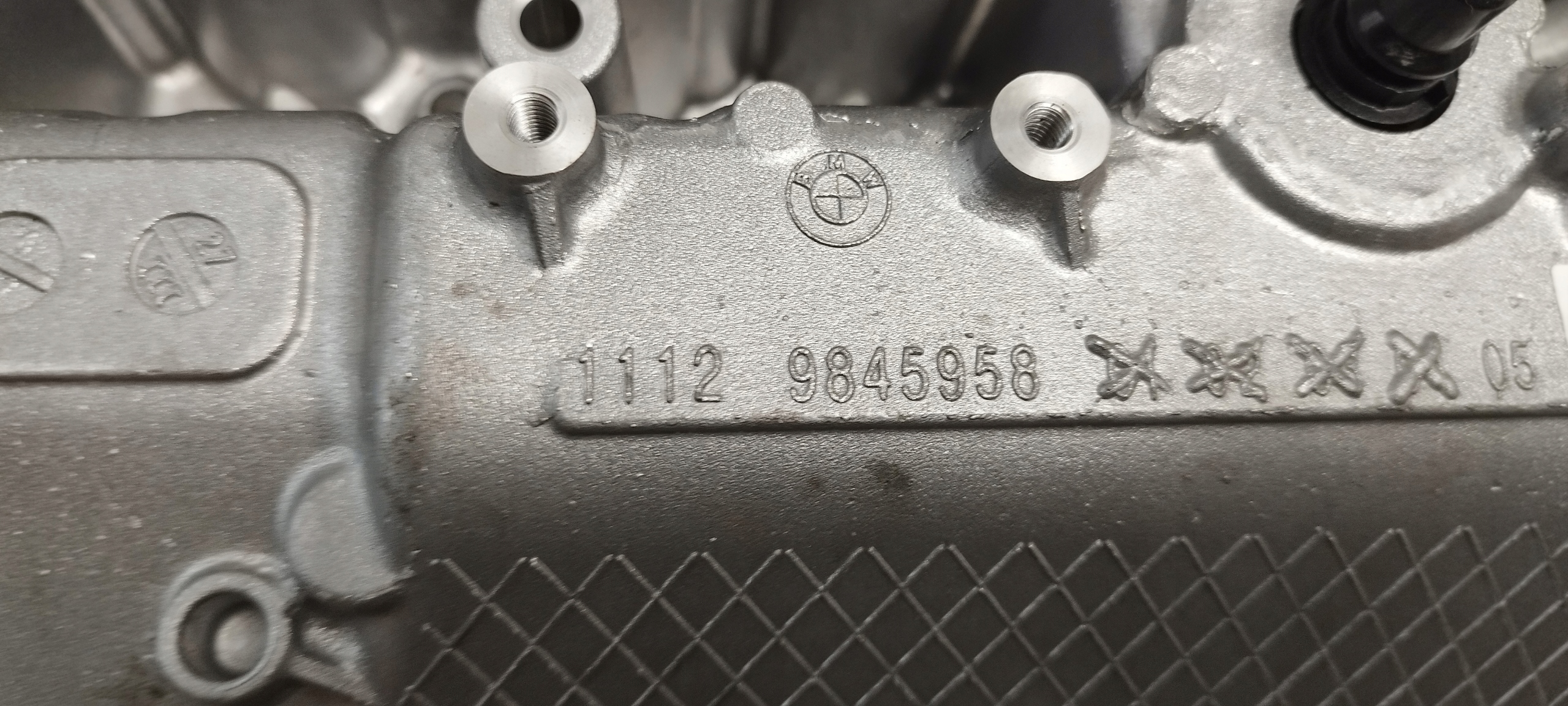 BMW X6 M F96 XM G09 S69 4.4 V8 POKRYWA ZAWORÓW 9845959 9845958 Producent części BMW OE