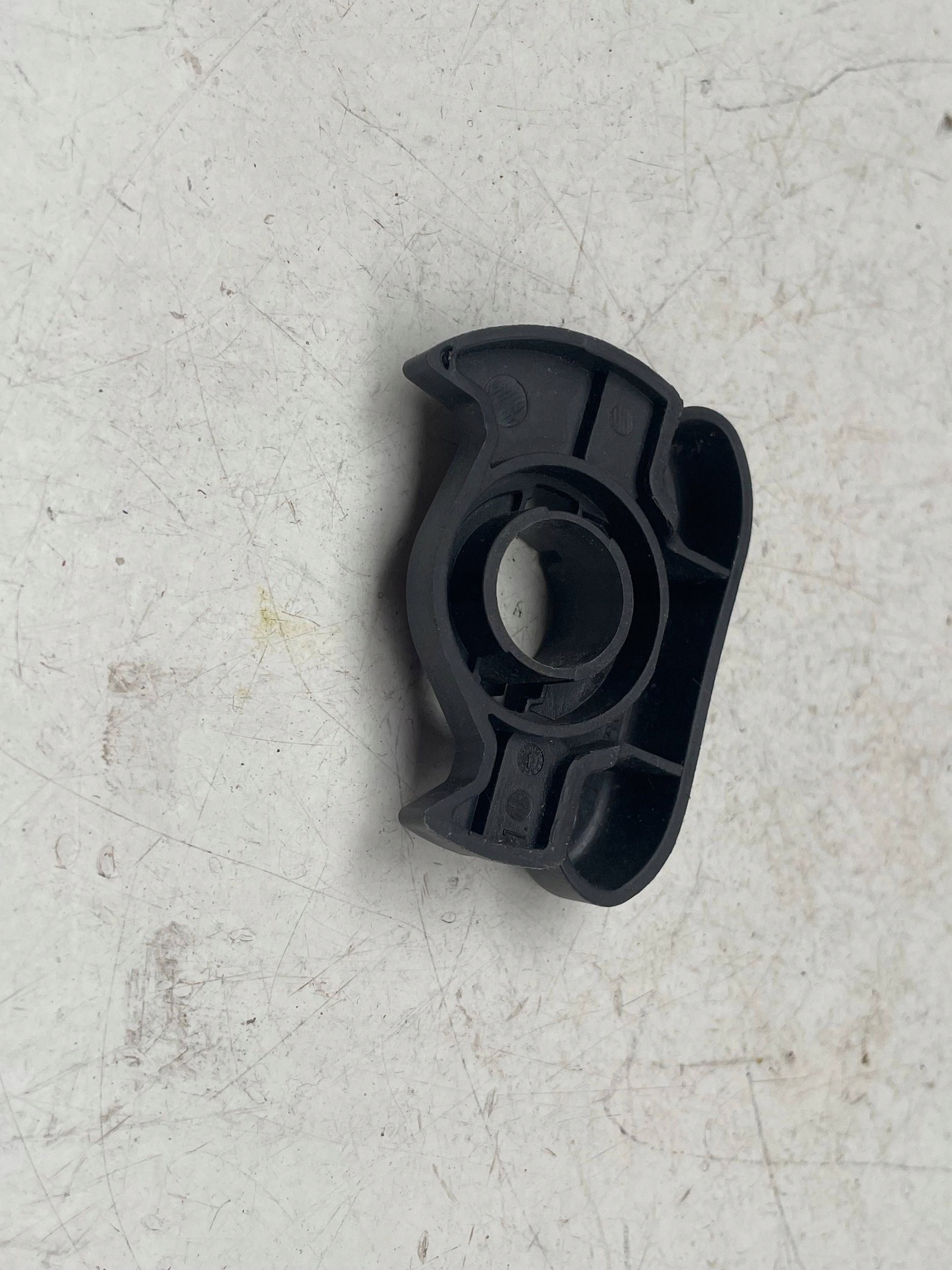 AUDI VAG OE UCHO stěny OEM 4K8857799 !J
