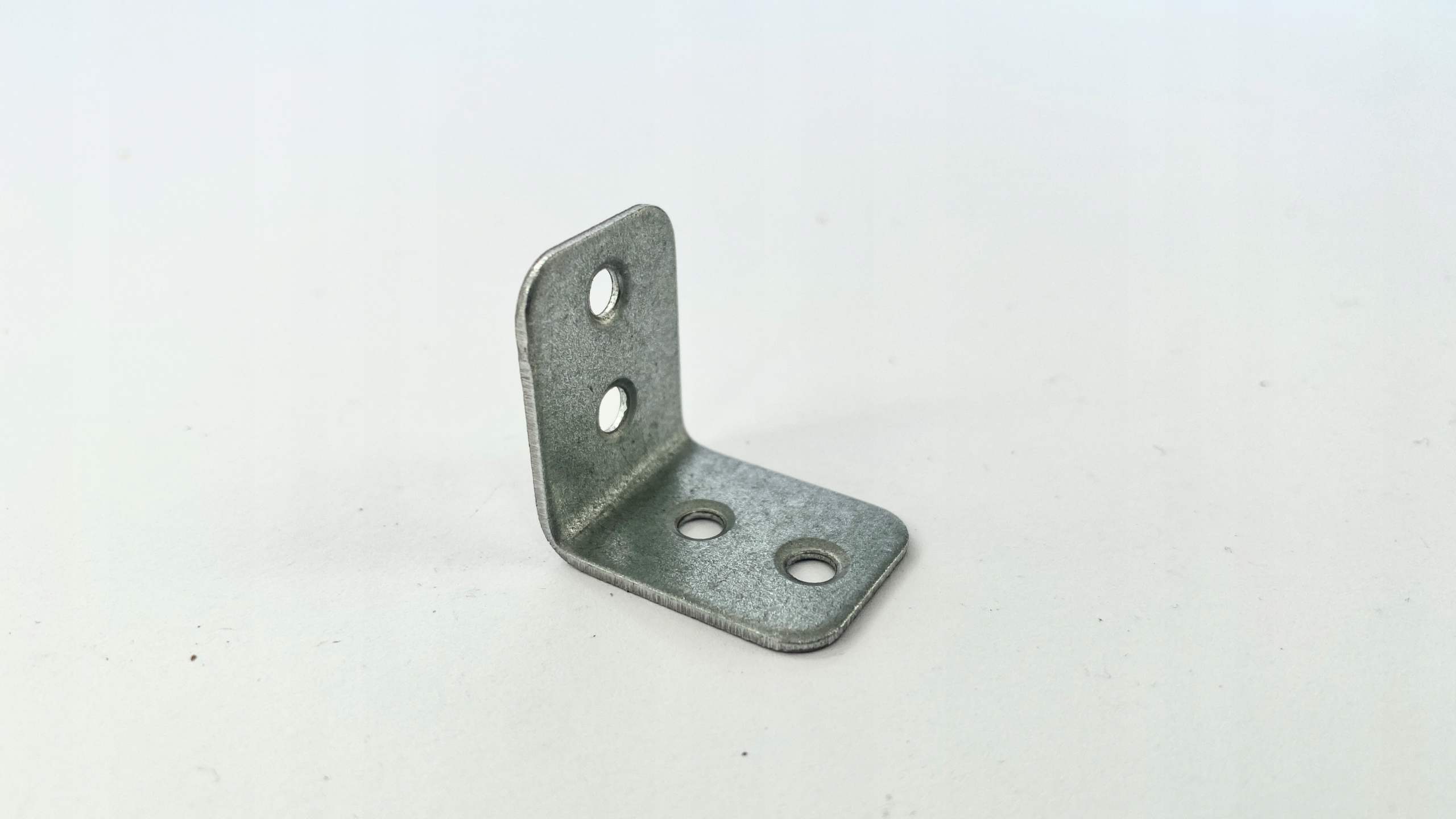 

Kątownik meblowy metalowy 230 x230 x 18 mm 10 szt