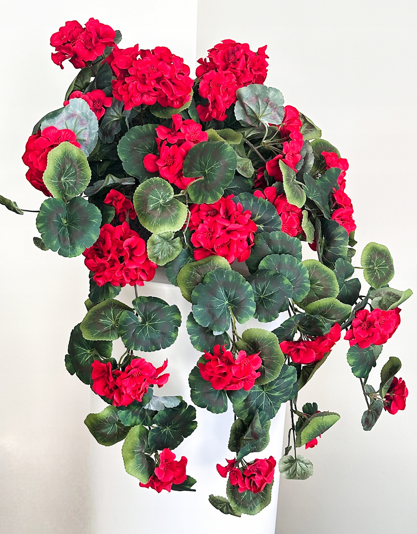 Kompozycja Sztuczne Pelargonie Wiszące W Czarnej Doniczce Balkon Taras
