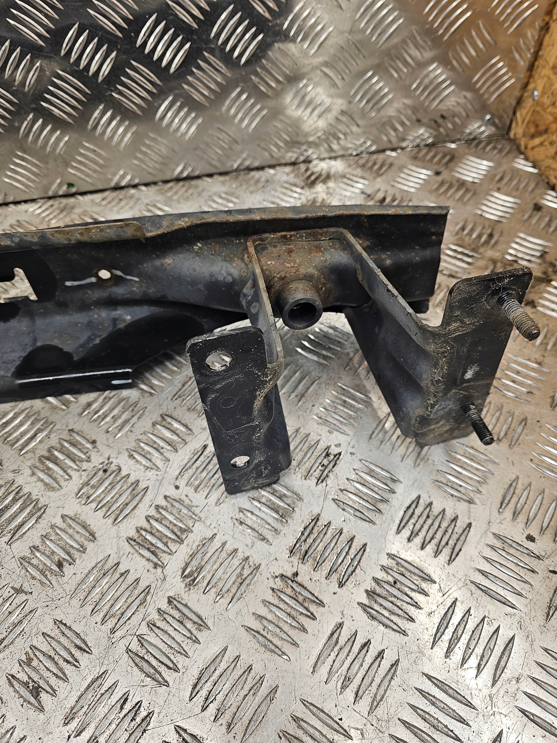 VW CADDY IV 2K5 pillar bumper support rear part 2K5807305