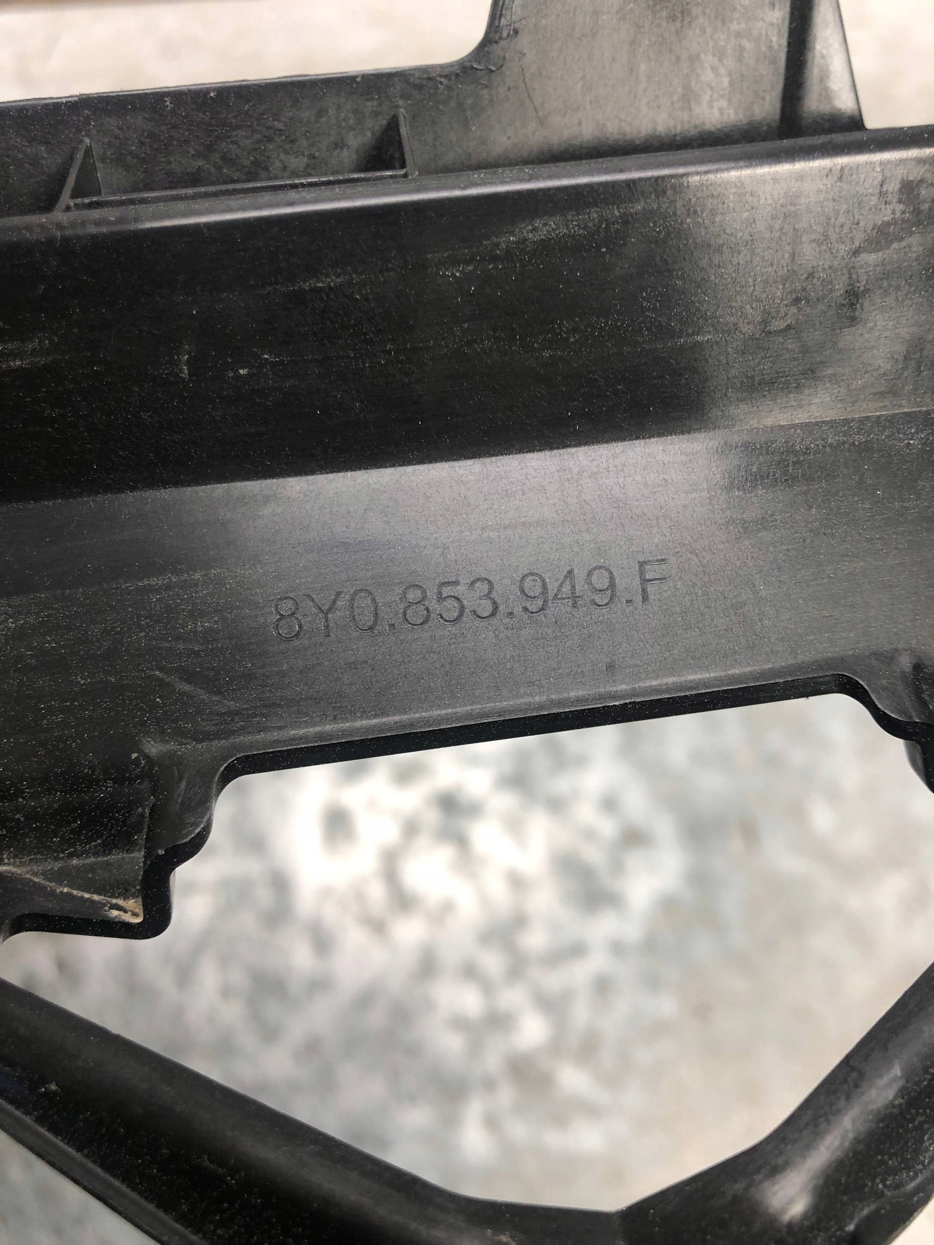 Console Support plaque GRILLA AUDI RS3 8Y LIFT 8Y0853949F