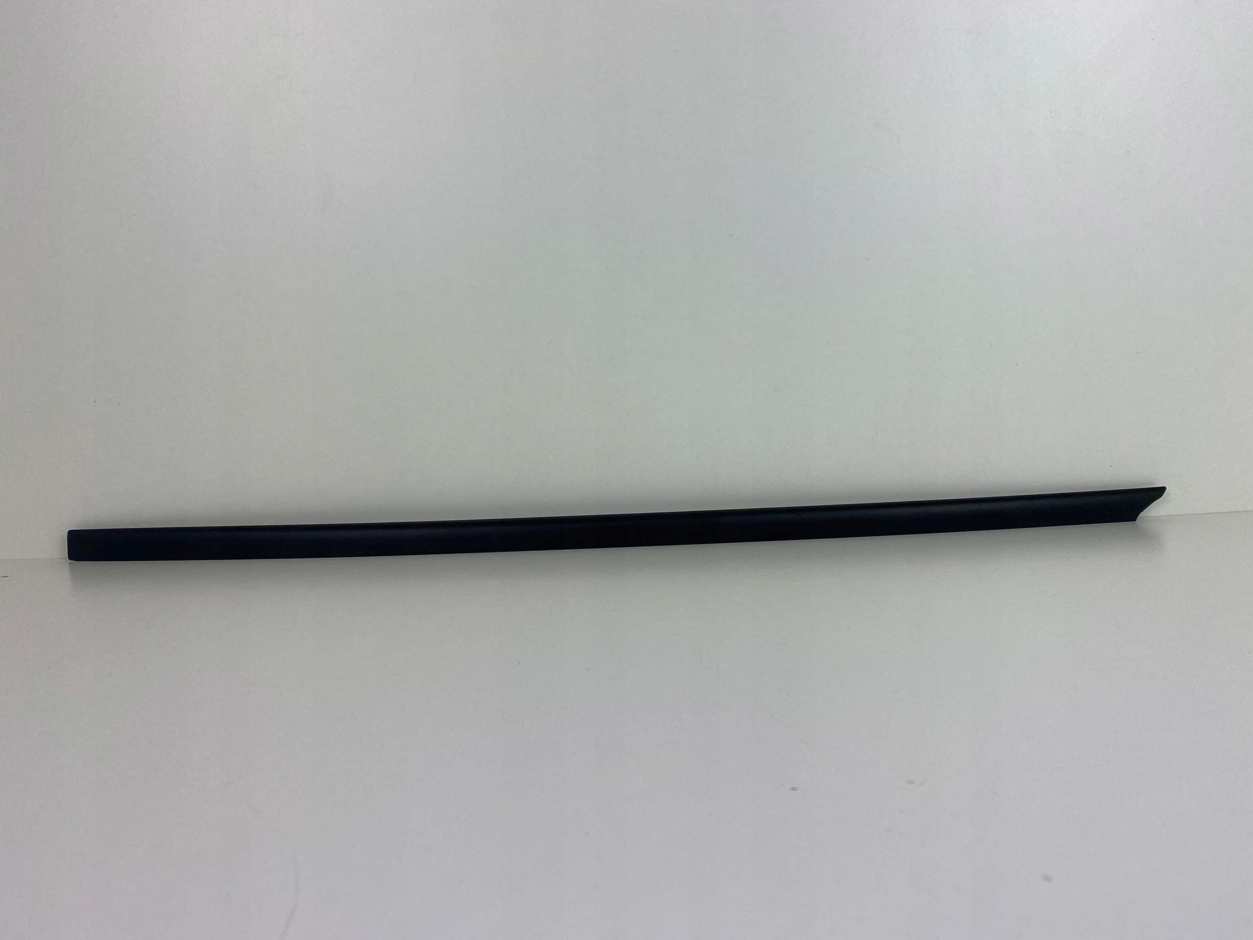 SKODA KAMIQ LISTWA PRAWA ZEWNĘTRZNA SZYBY CZOŁOWEJ 2019-