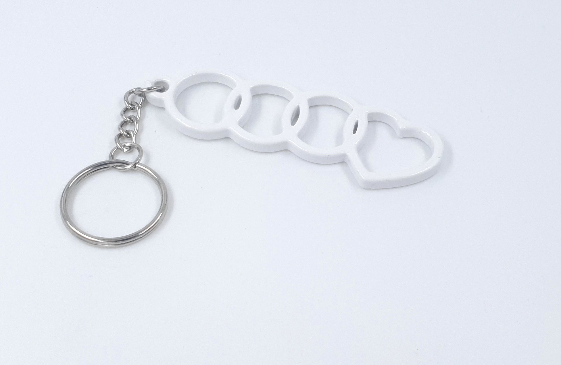 Brelok do kluczy Audi. Z sercem. Biały.
