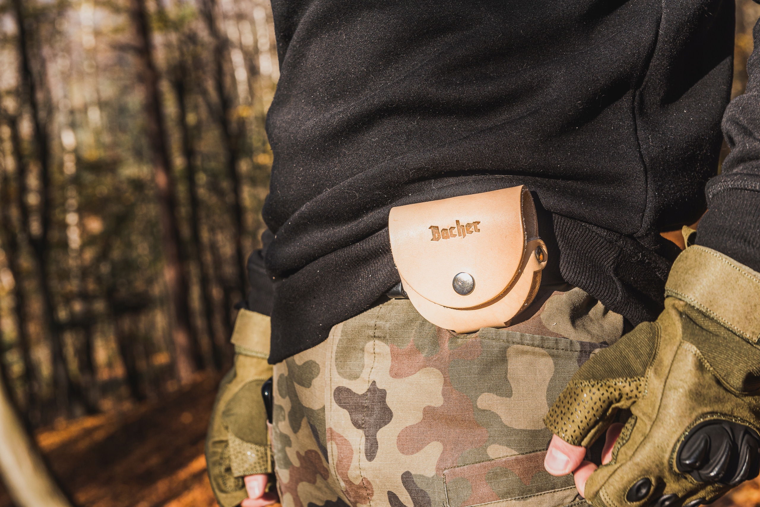 Ostrzałka BACHER puck kamień do ostrzenia siekier + skórzana kabura Stan opakowania oryginalne