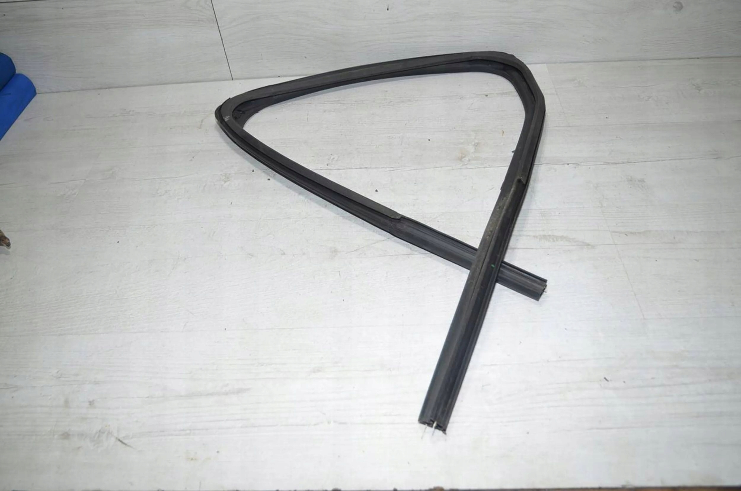 Dacia Duster II 2018 rear part side left gasket windows door
