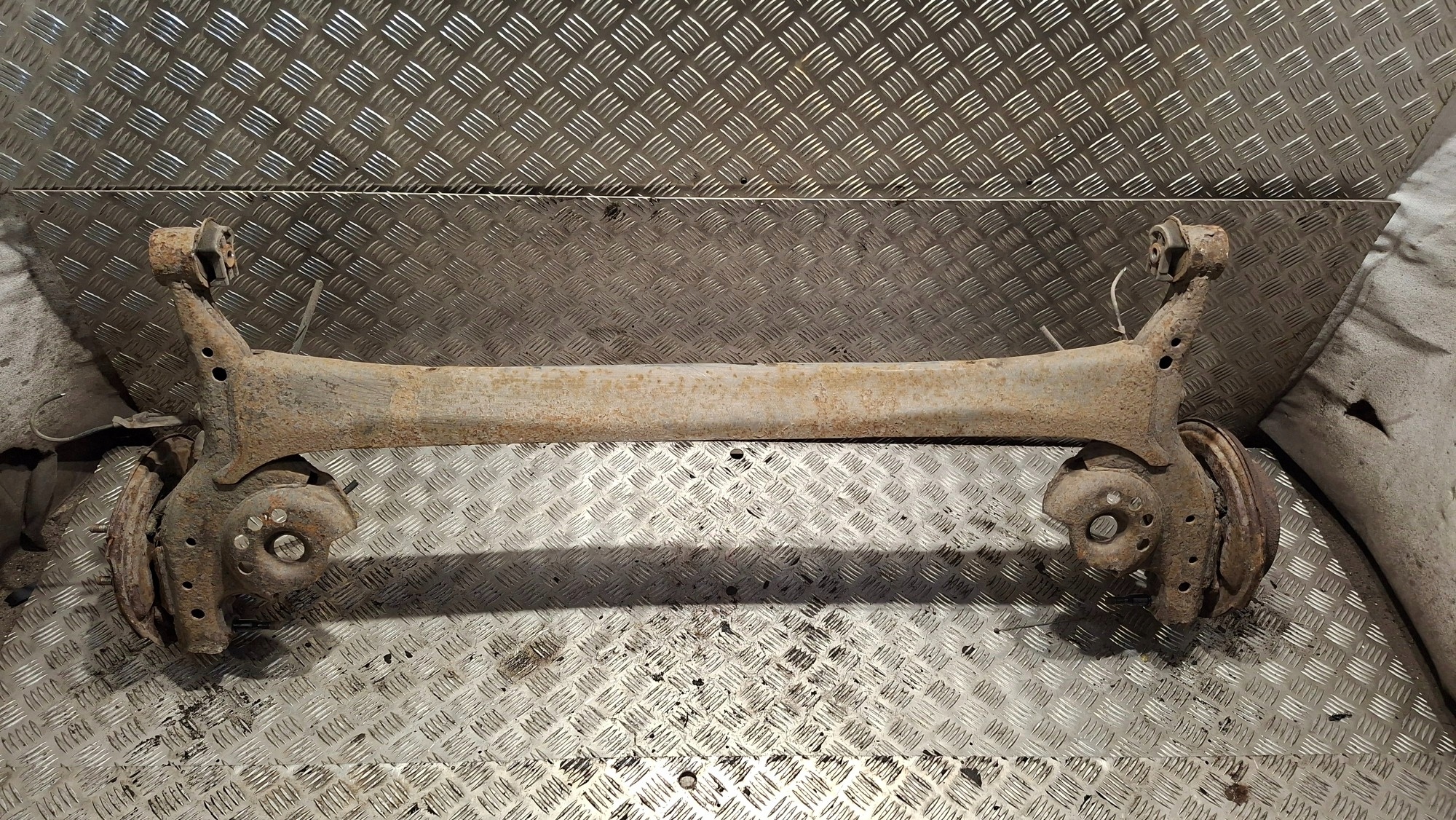 Achsträger heck TOYOTA YARIS und 1.3