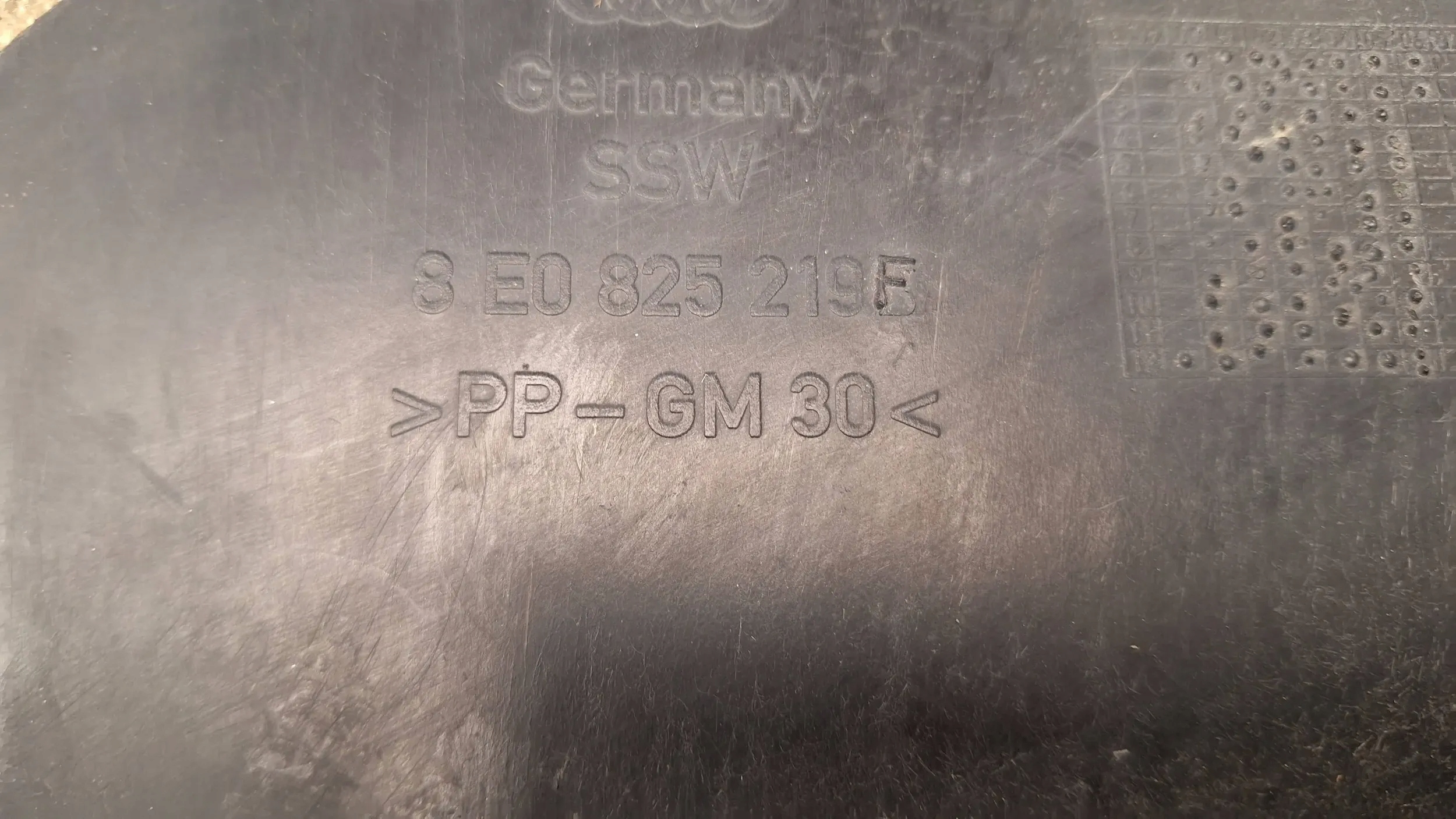 cover chassis left 8E0825219F Audi A4 B6 B7