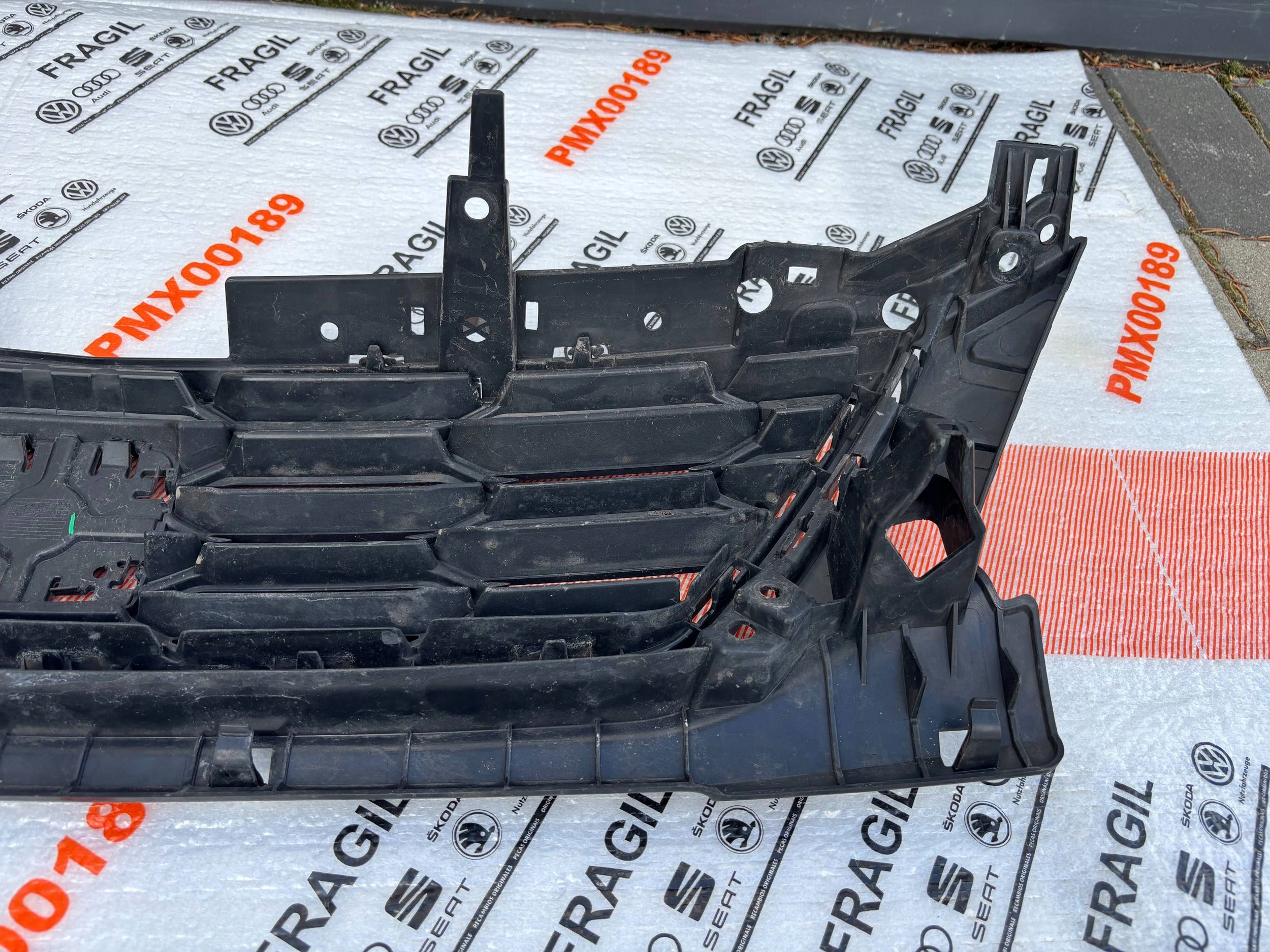 seat LEON 3 5F0853654J решетка радиатора