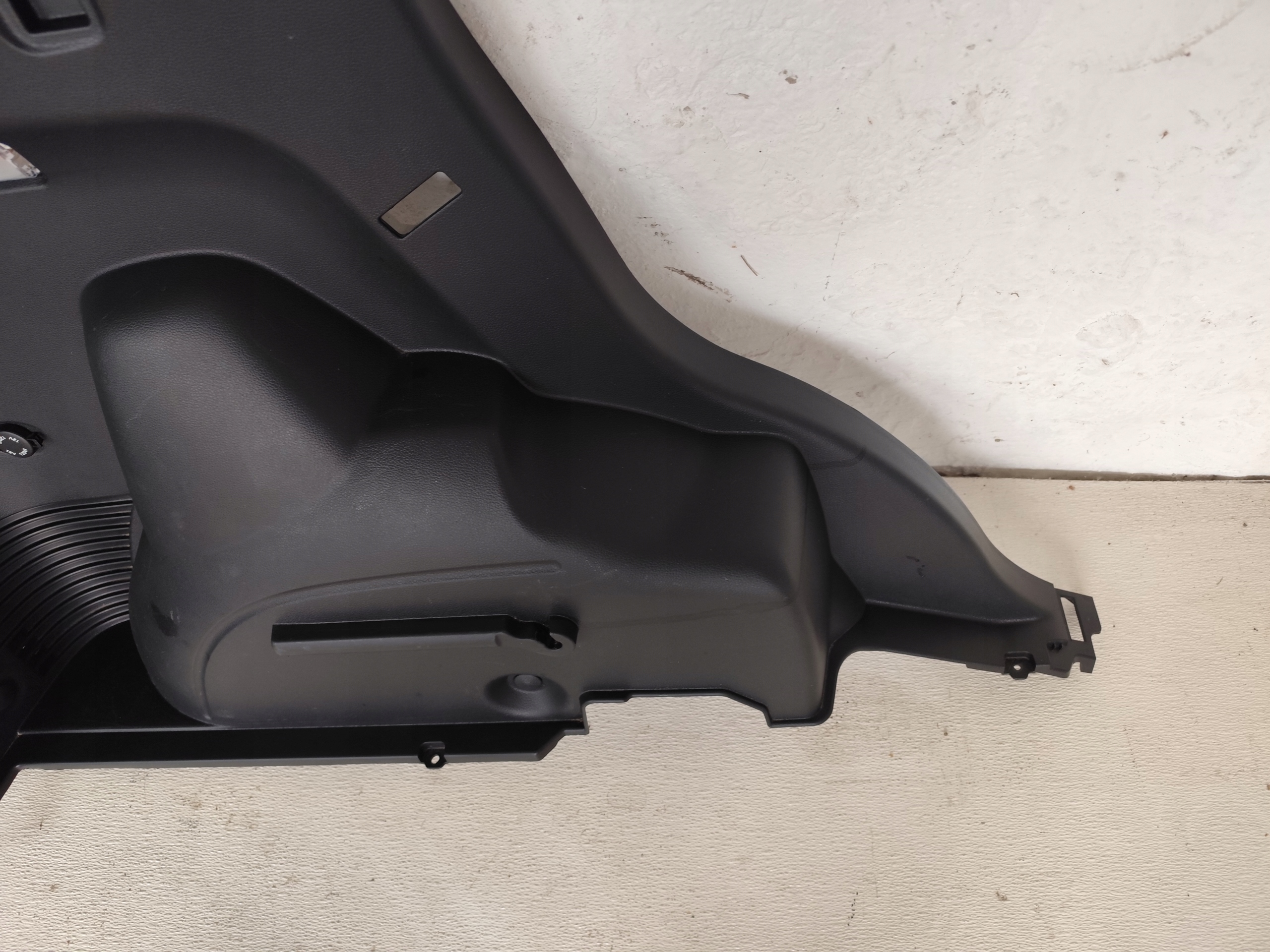 SSANGYONG TIVOLI 2016 boot upholstery left