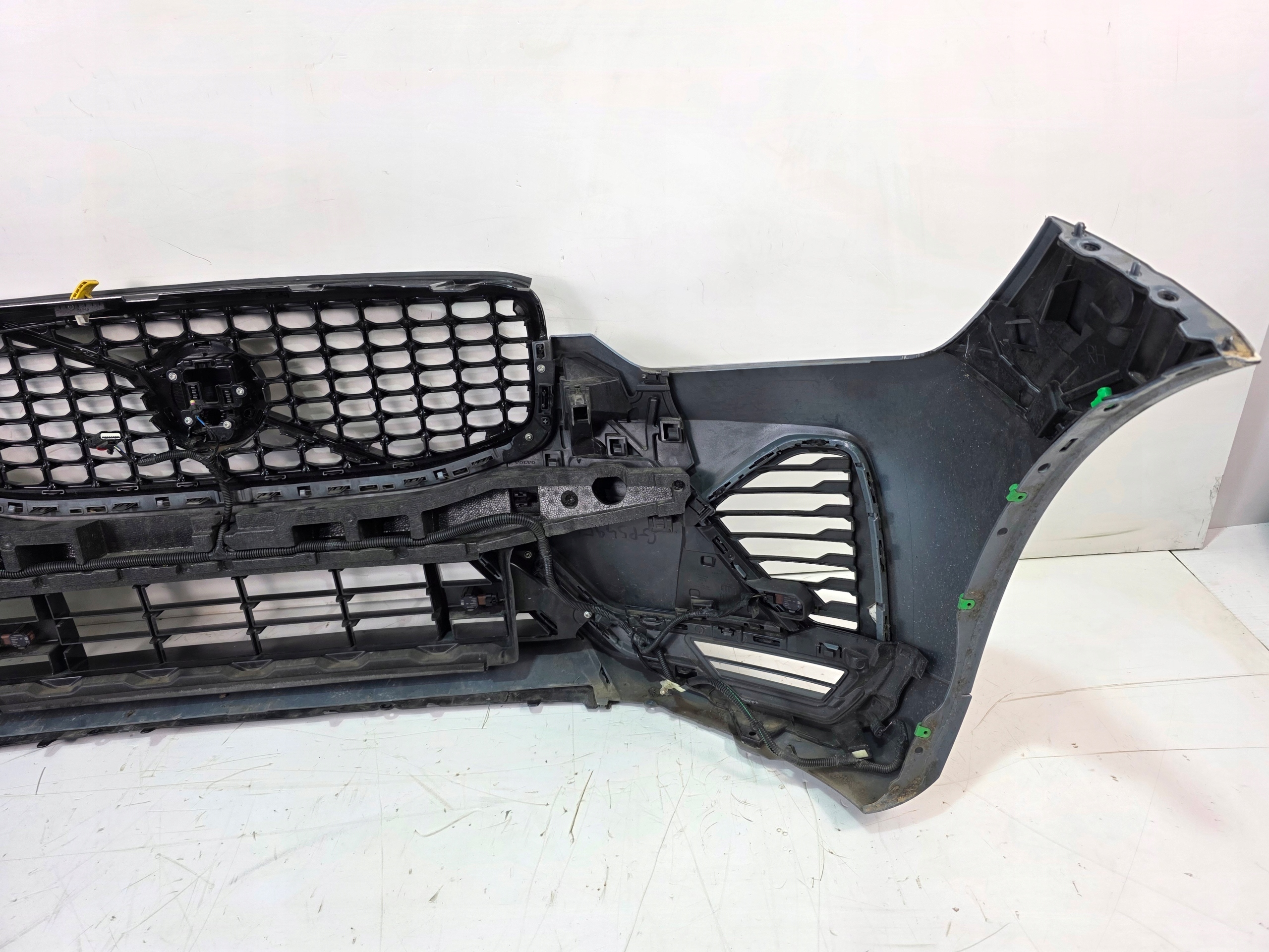 nárazník predný VOLVO XC60 4XPDC pod RADAR 728 THUNDER GREY