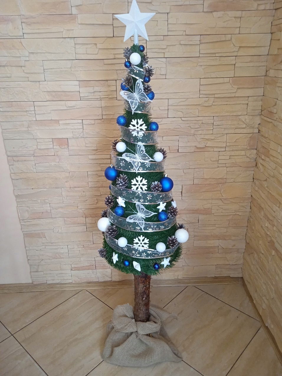 

Choinka Na Pniu Palu Stożek 160 cm Z Dekoracją led