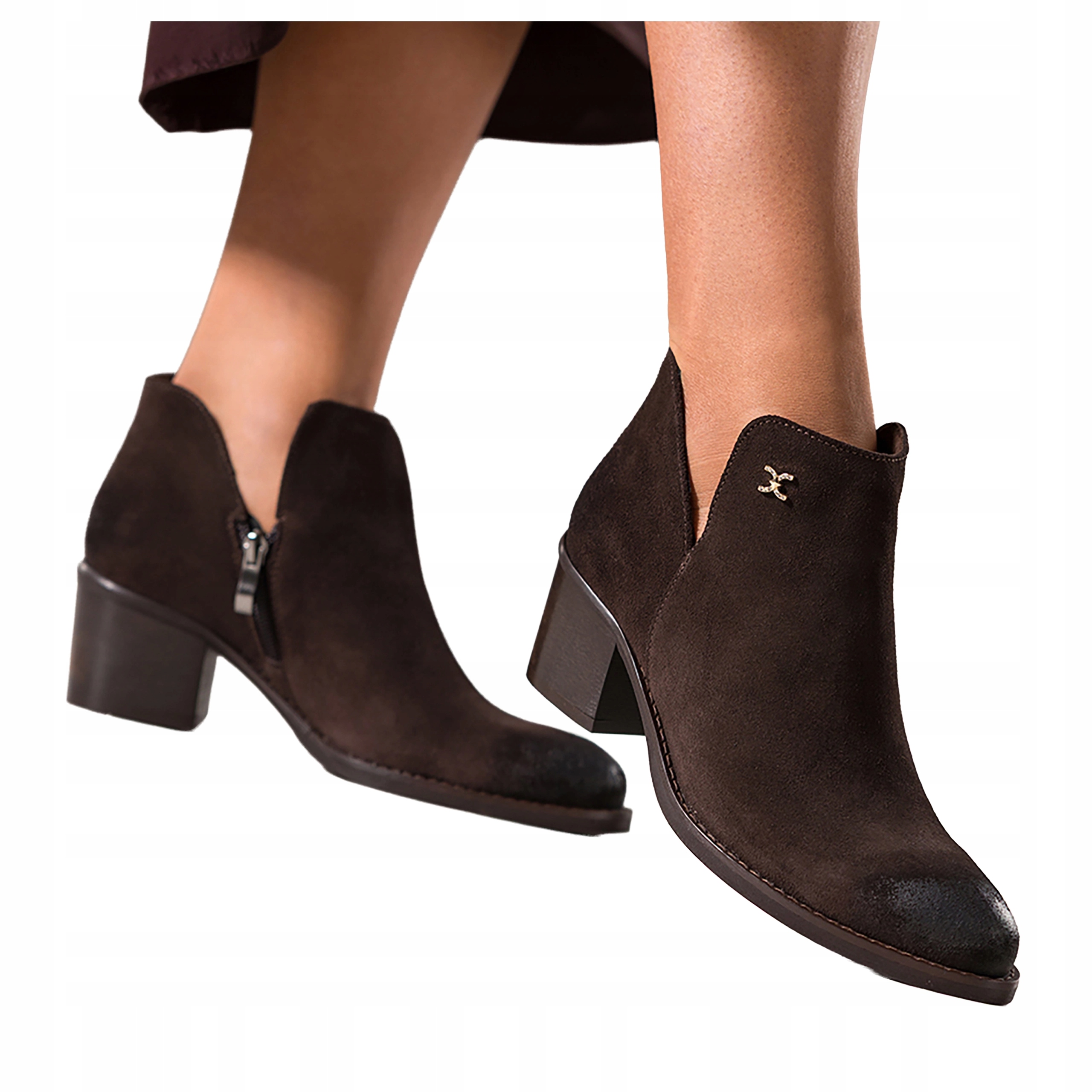 Čokoládové dámské kotníkové boty s výřezy a ozdobou z kůže, velikost 40