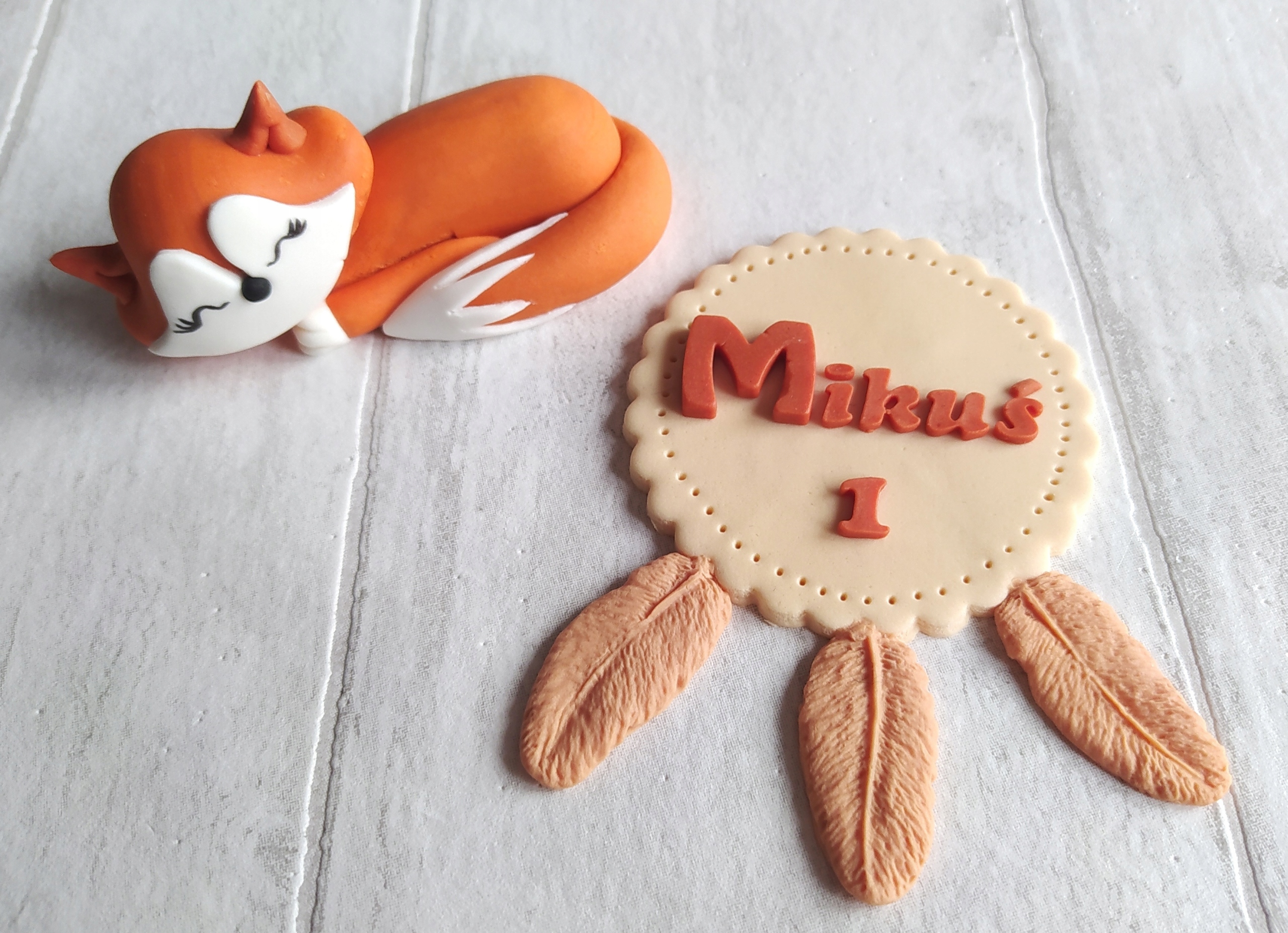 Levně Liška spící lapač snů figurka na dort Sada dekorací z cukrové hmoty