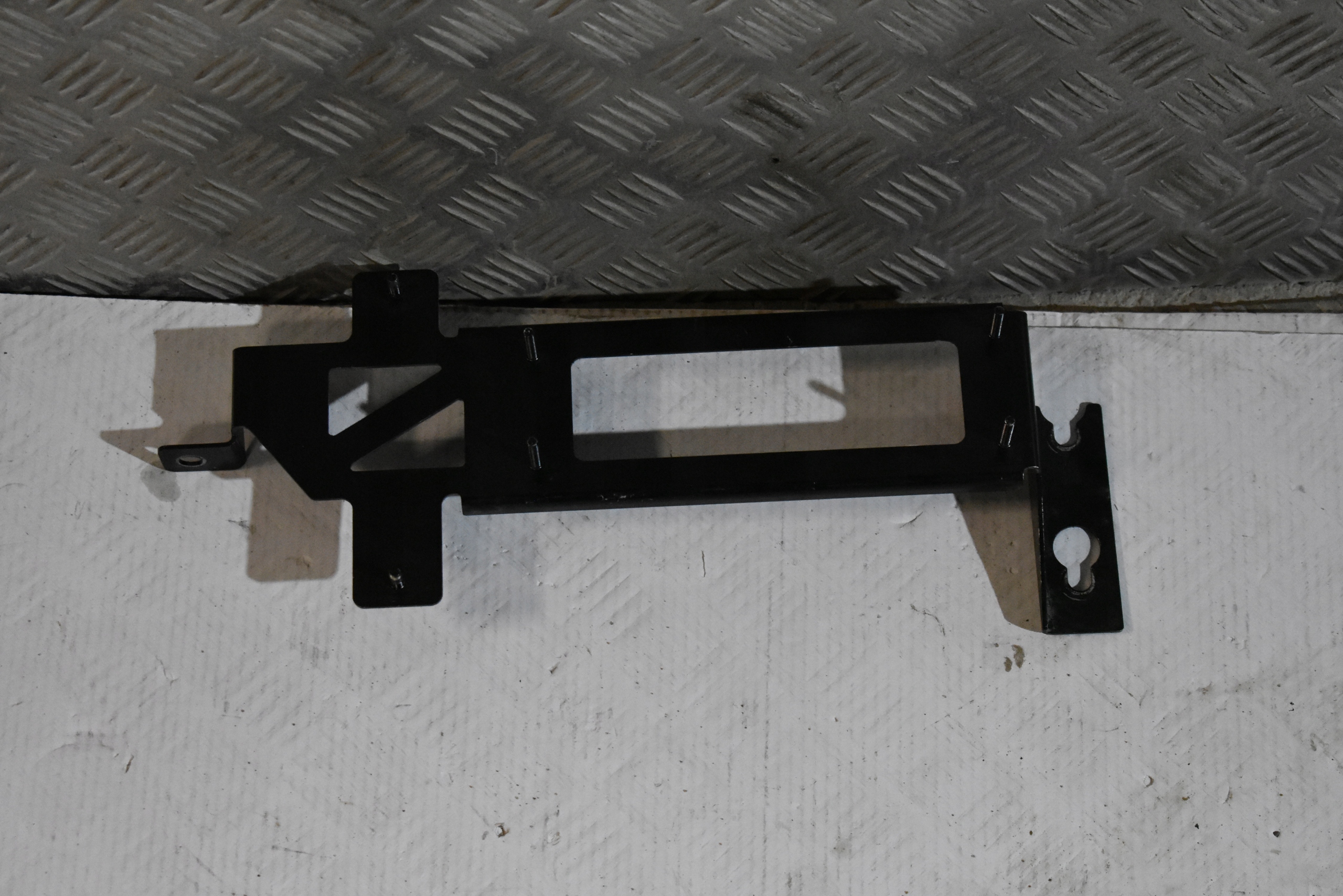IDEALNA bracket console MERCEDES W205 C63 1