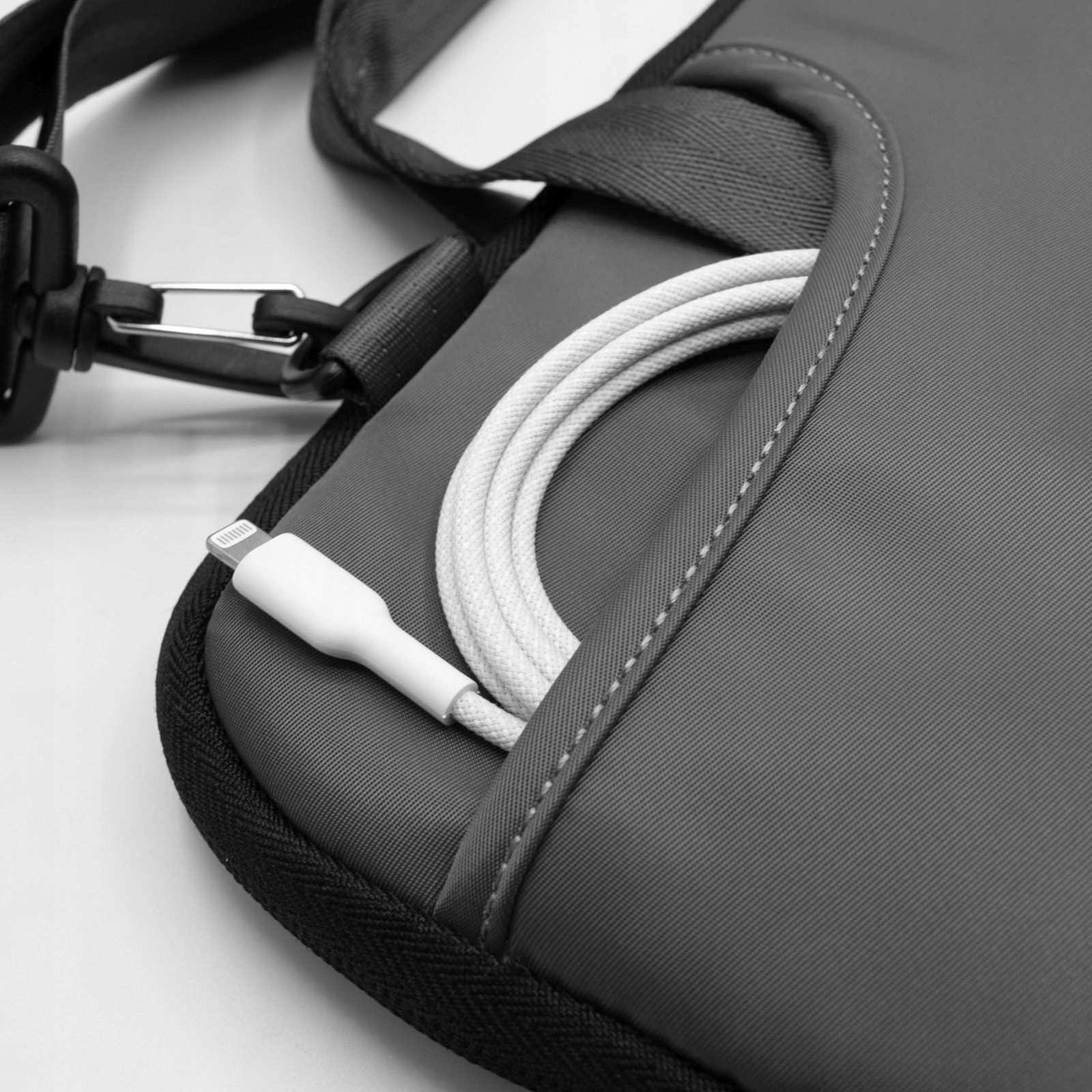TORBA Z PASKIEM NA RAMIE NA LAPTOPA MACBOOKA DO 14 CALI CZARNA