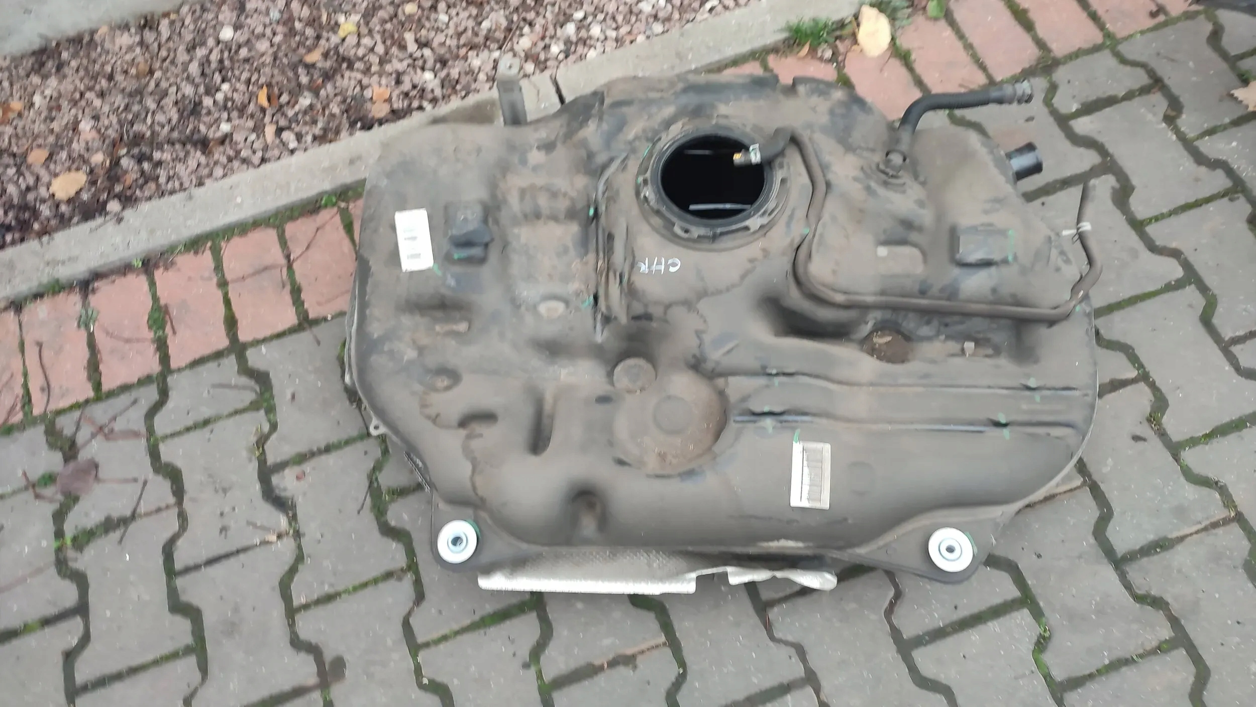 Toyota C-HR und 1.2 19r tank
