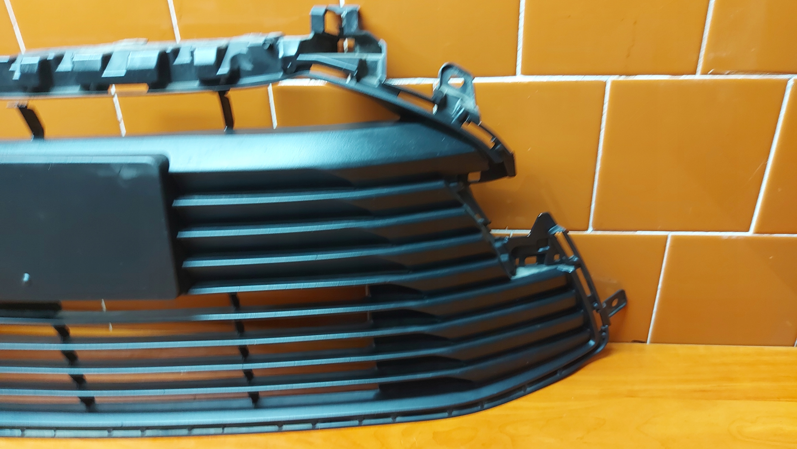 grid of a bumper central front front TOYOTA COROLLA E21 sedan 19