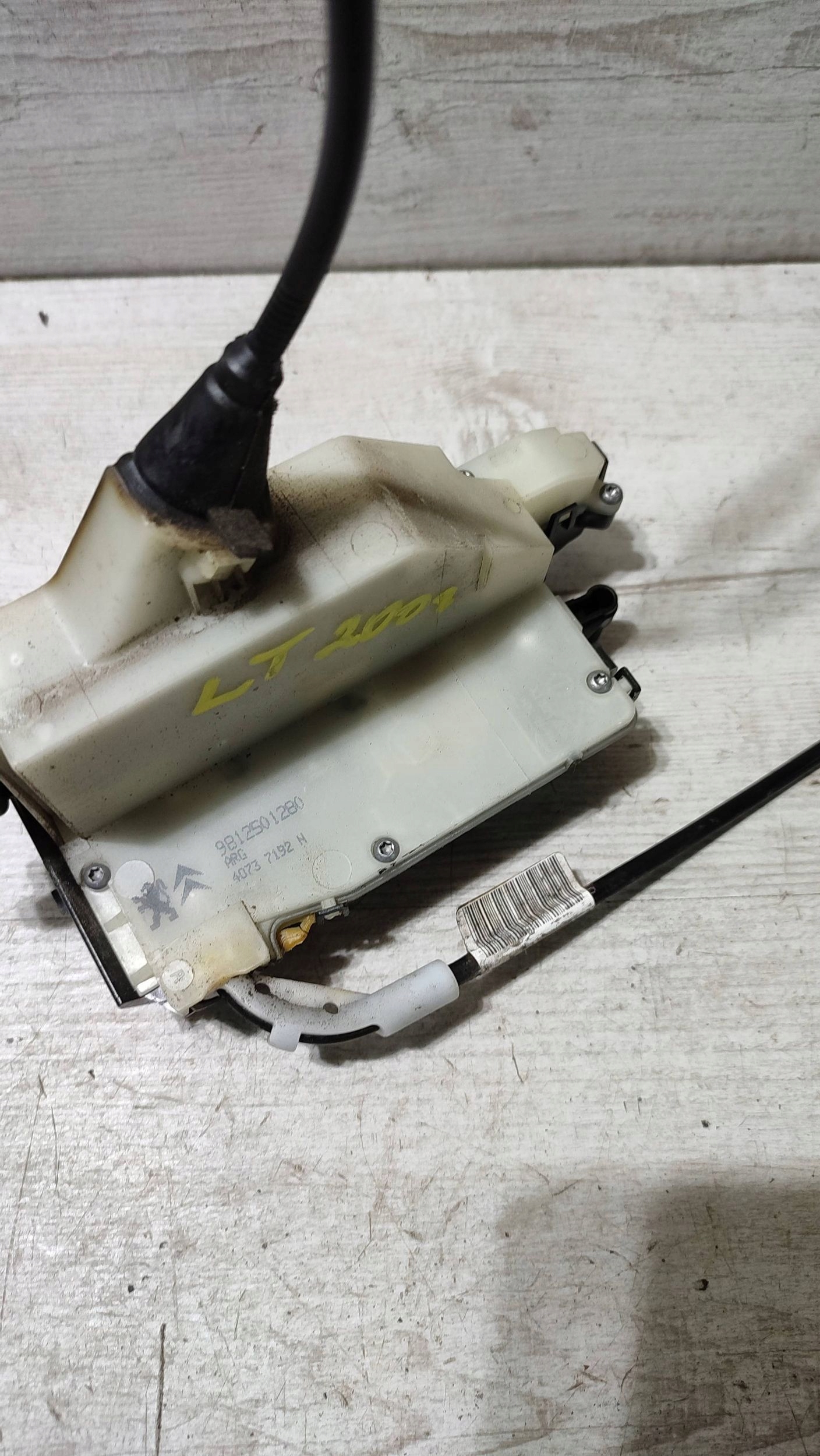 Peugeot 2008 and 2018 rear part side left lock door