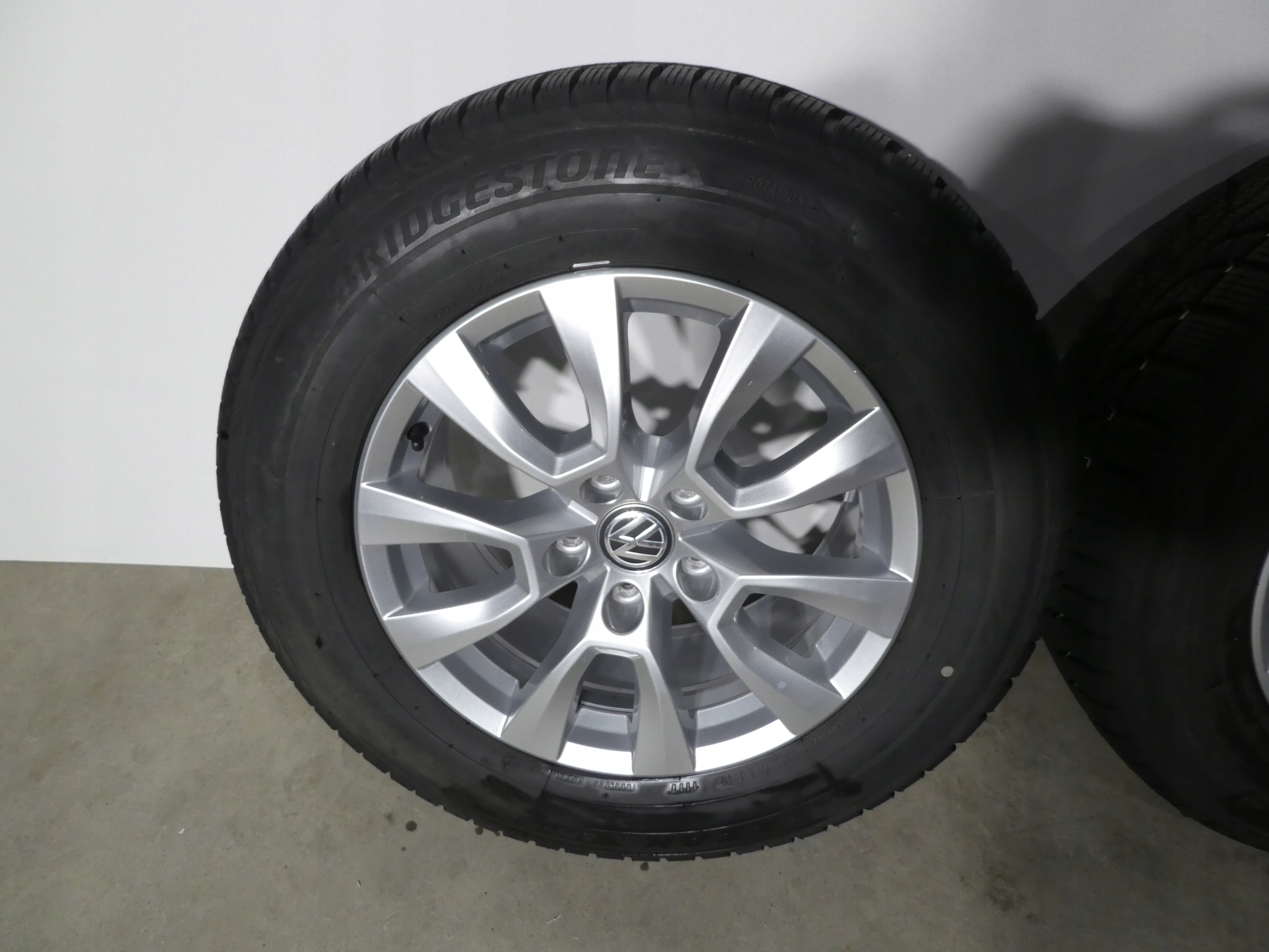 4X wheels discs tyres VW AMAROK 2H6601025A 245/65/17 2019R