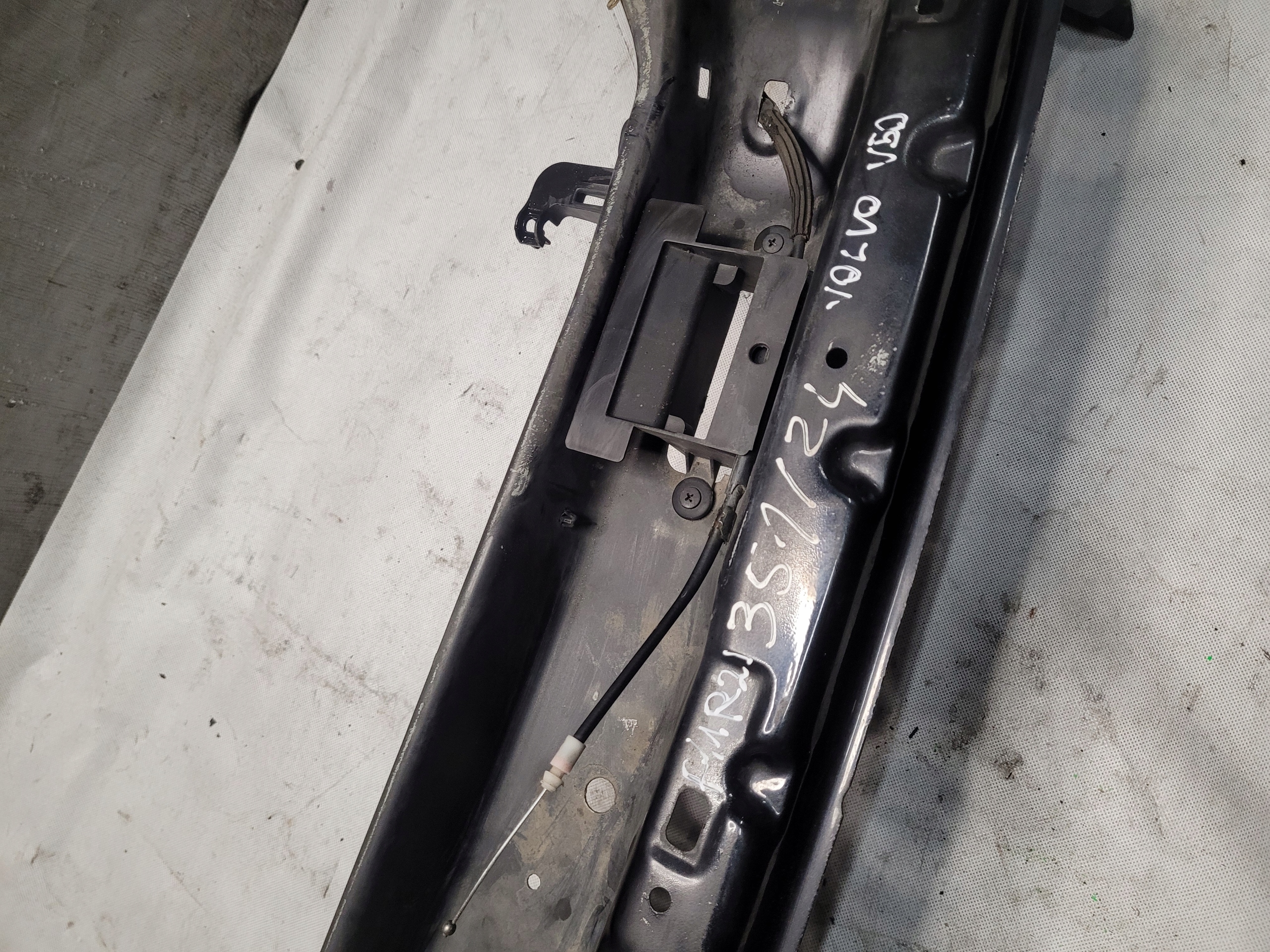 support panel for radiators upper pillar VOLVO V50