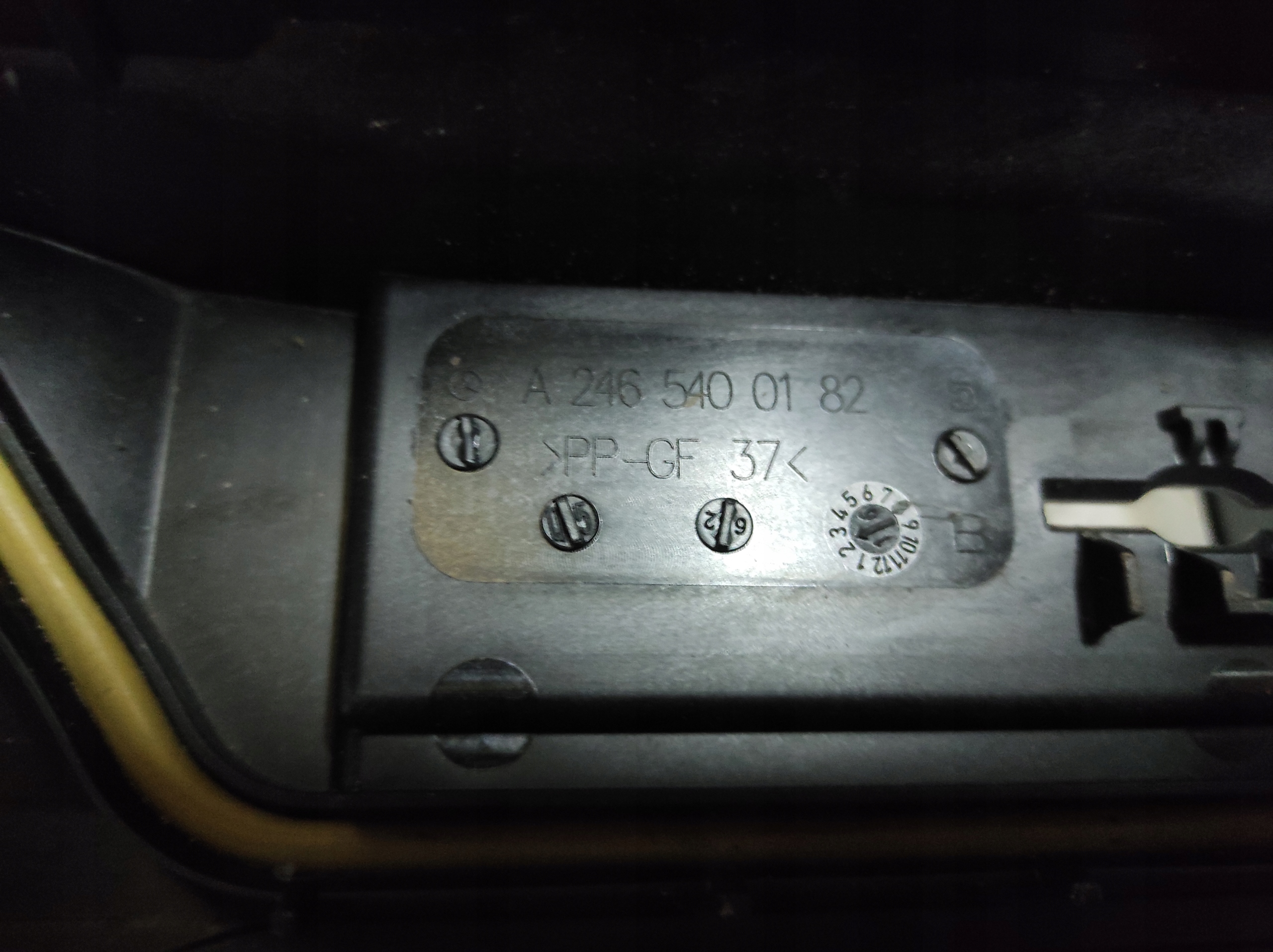 MERCEDES GLA KASTEN DER SICHERUNGEN A2465400182