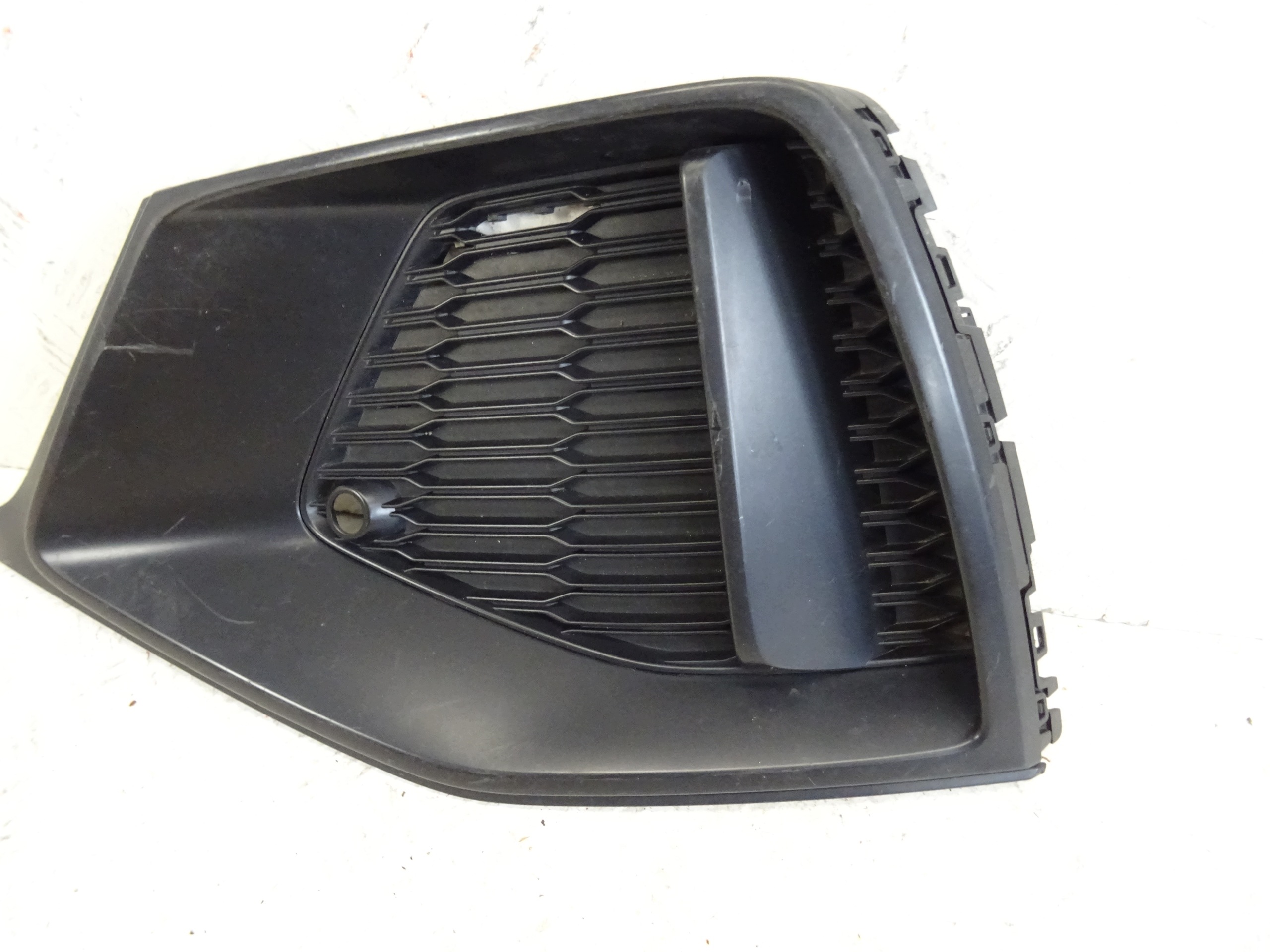 grid of a bumper left front AUDI Q8 4M8 S-LINE 4M8807151A