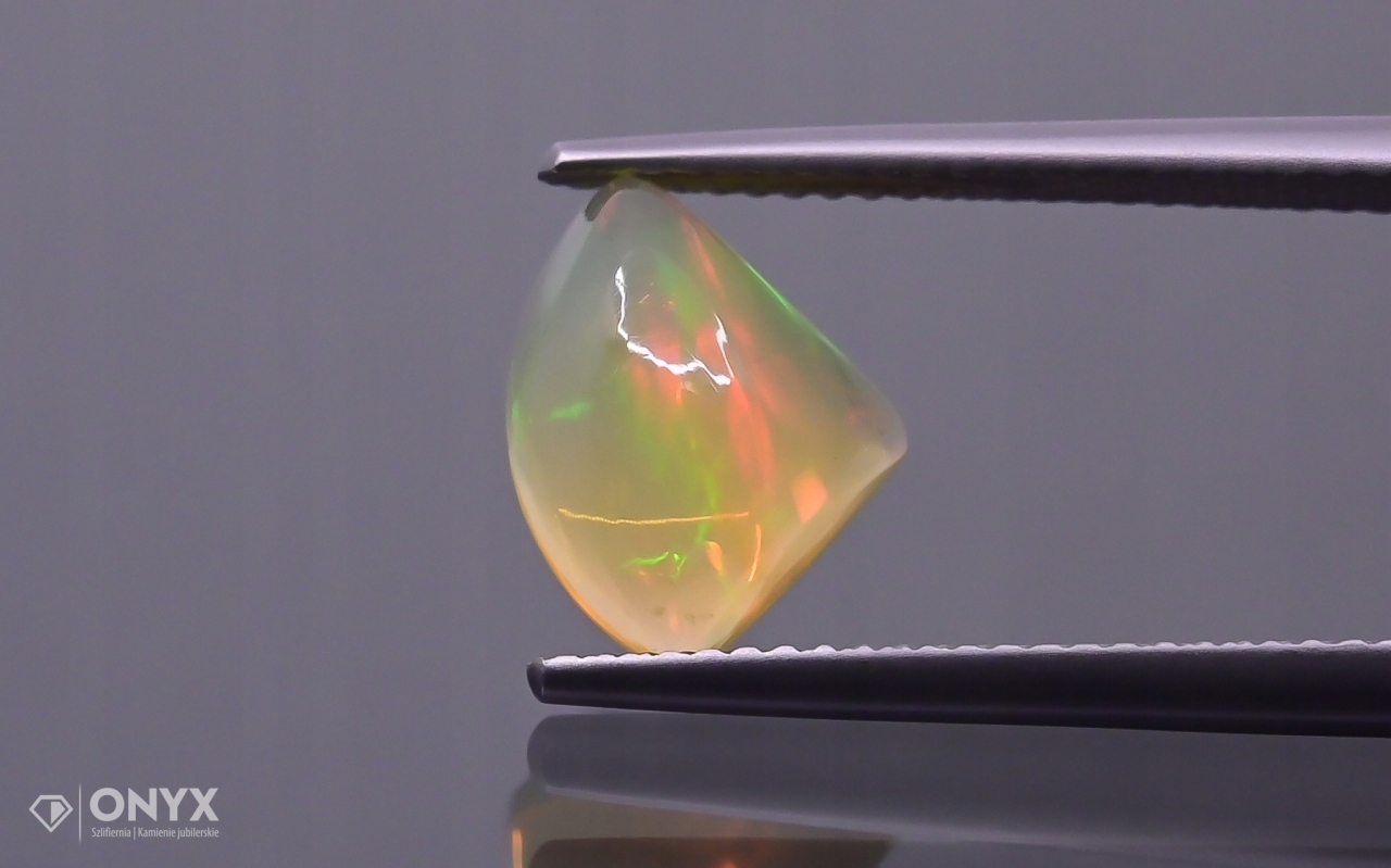 Opál z Etiopie kabošon nepravidelný 11x9 mm