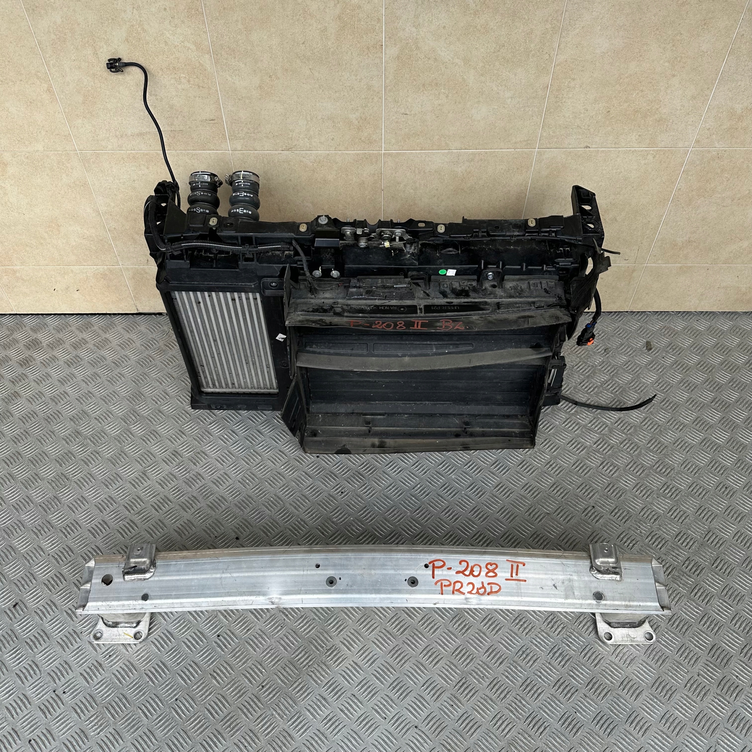 PAS PRZEDNI CHŁODNICE PEUGEOT 208 II 1.2 THP 20R.