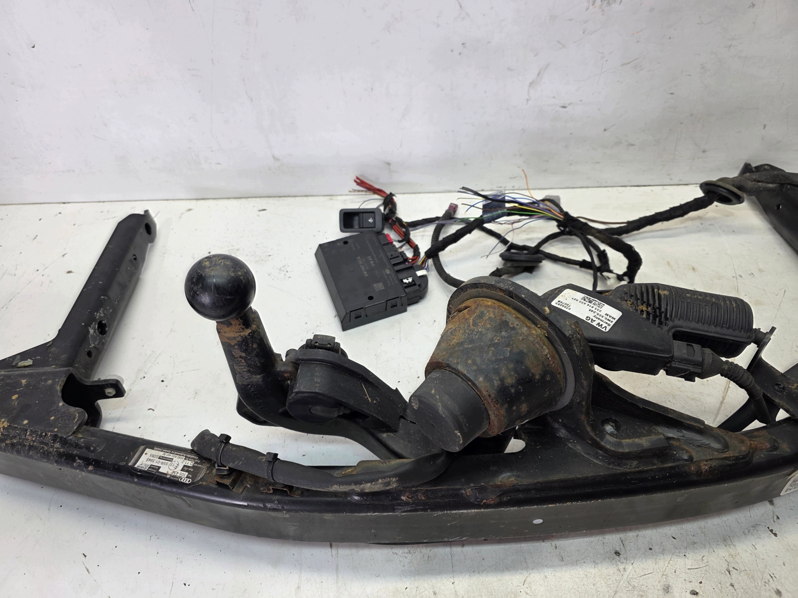 tow SKLADANY WESTFAILA + module AUDI A4 B9 8W0800491M KOMPLET