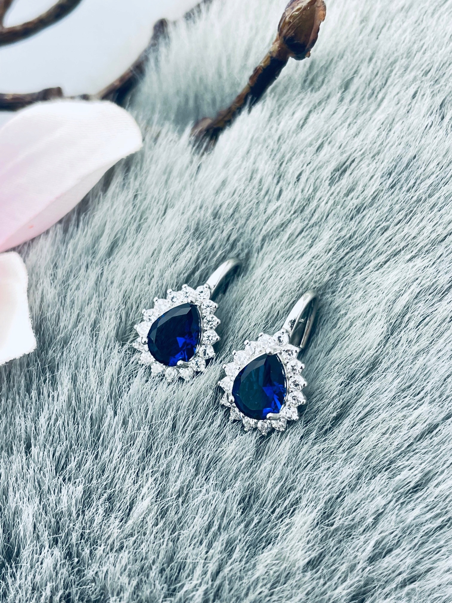 Stříbrné náušnice s kapkami slzy a safírovým zirkonem