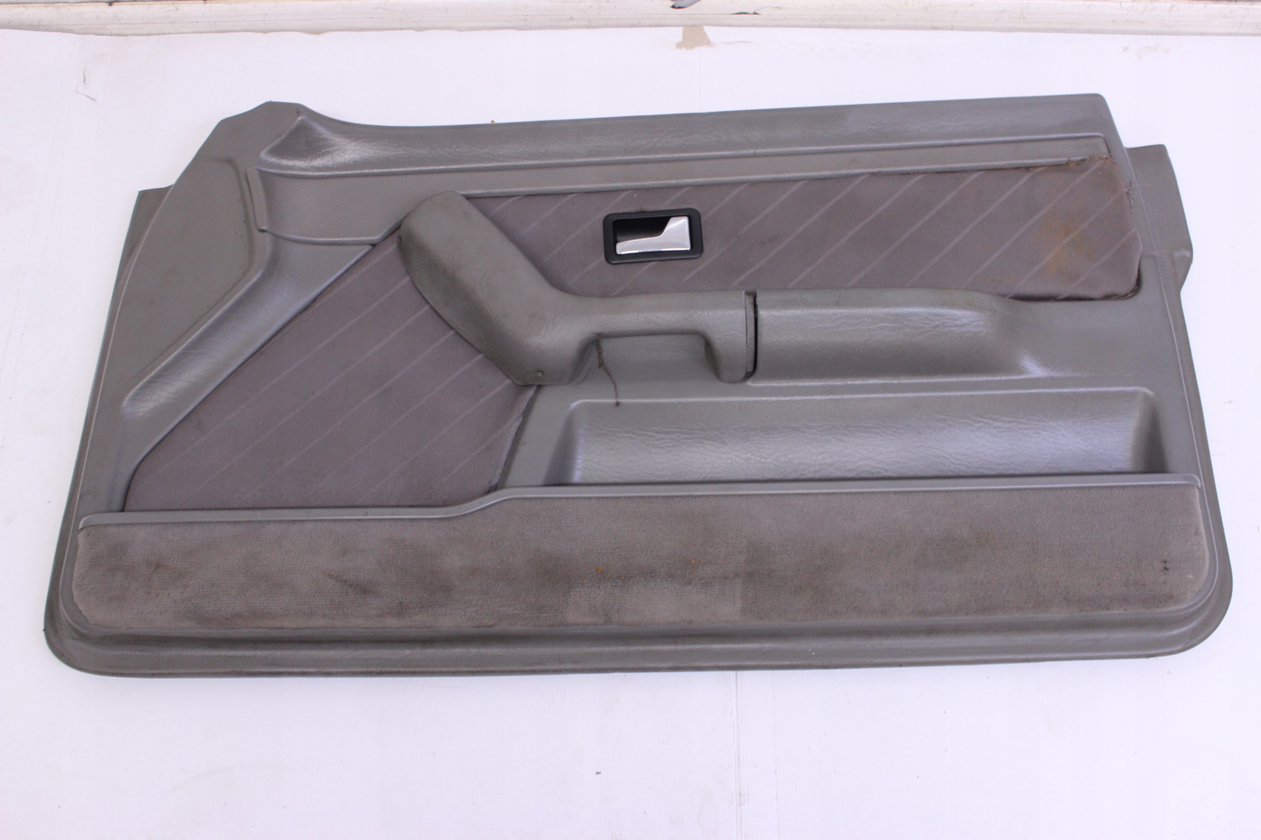 Бекон обивка левой двери AUDI 80 B4 купе