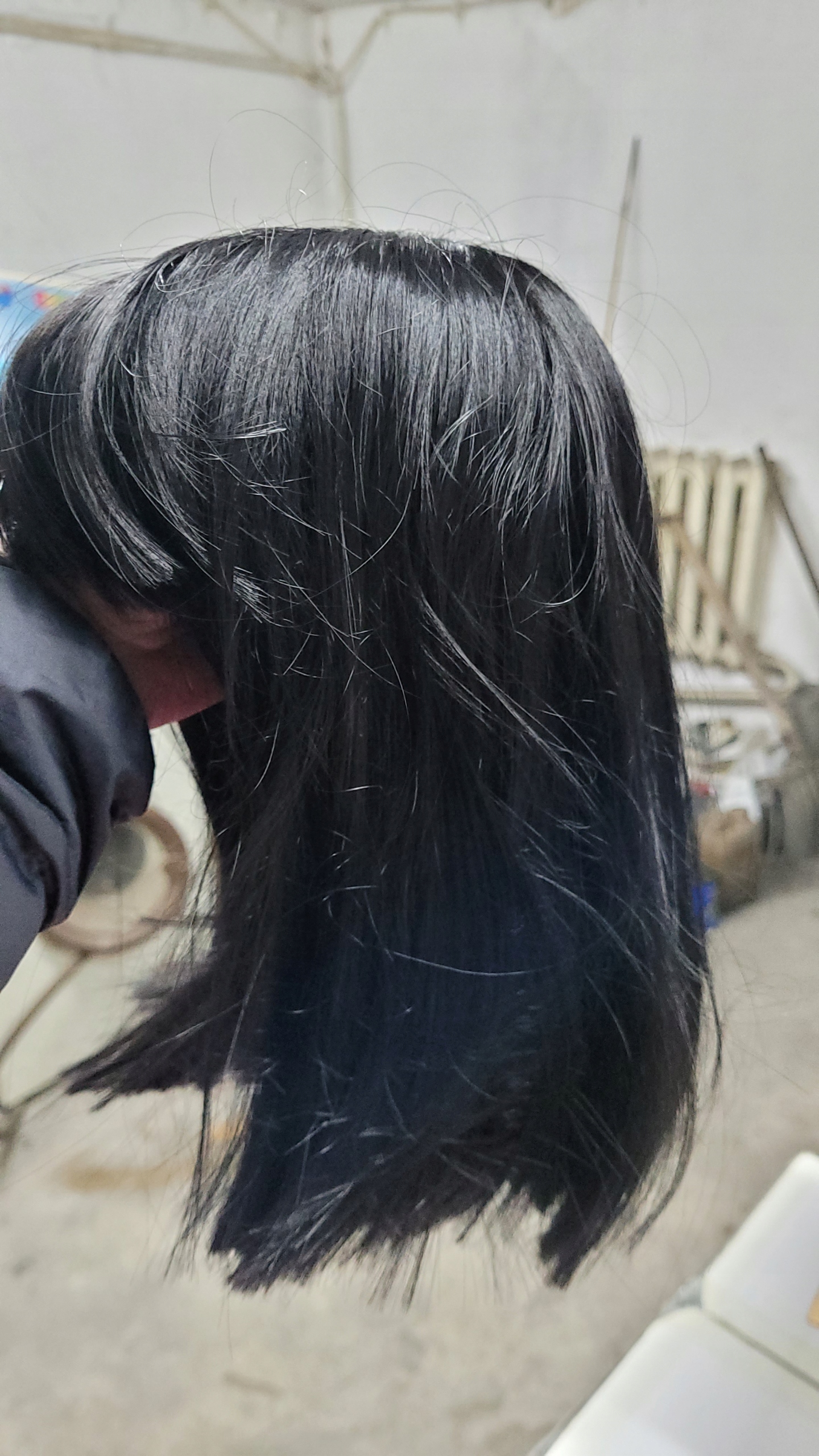 Smiffys paruka s polodlouhými vlasy, černá s ofinou