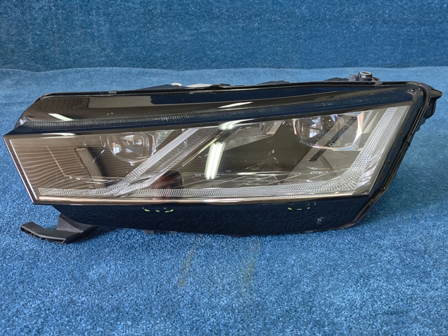SKODA OCTAVIA IV light REFLEKTOR FULL LED left front original 5E4941015A