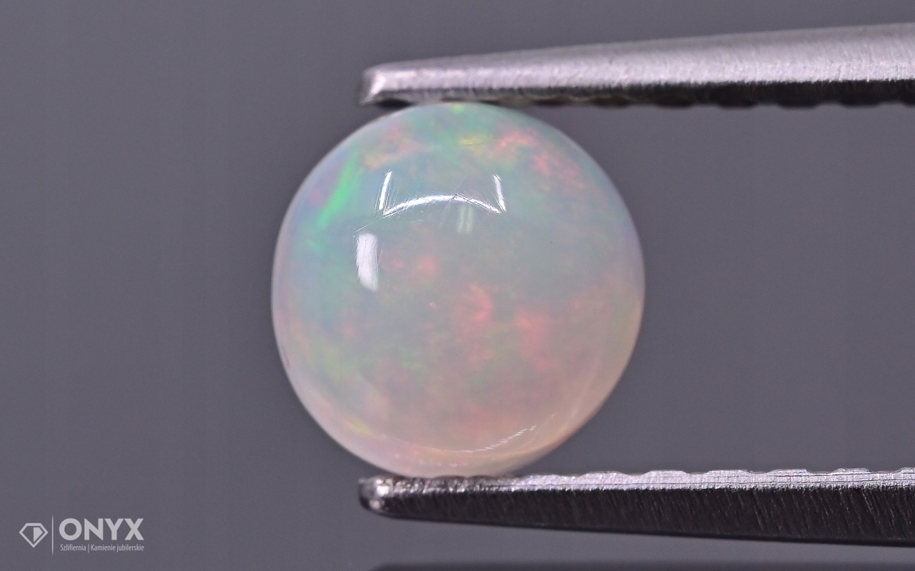 Opál z Etiopie kabošon kulatý fi 5,1 mm