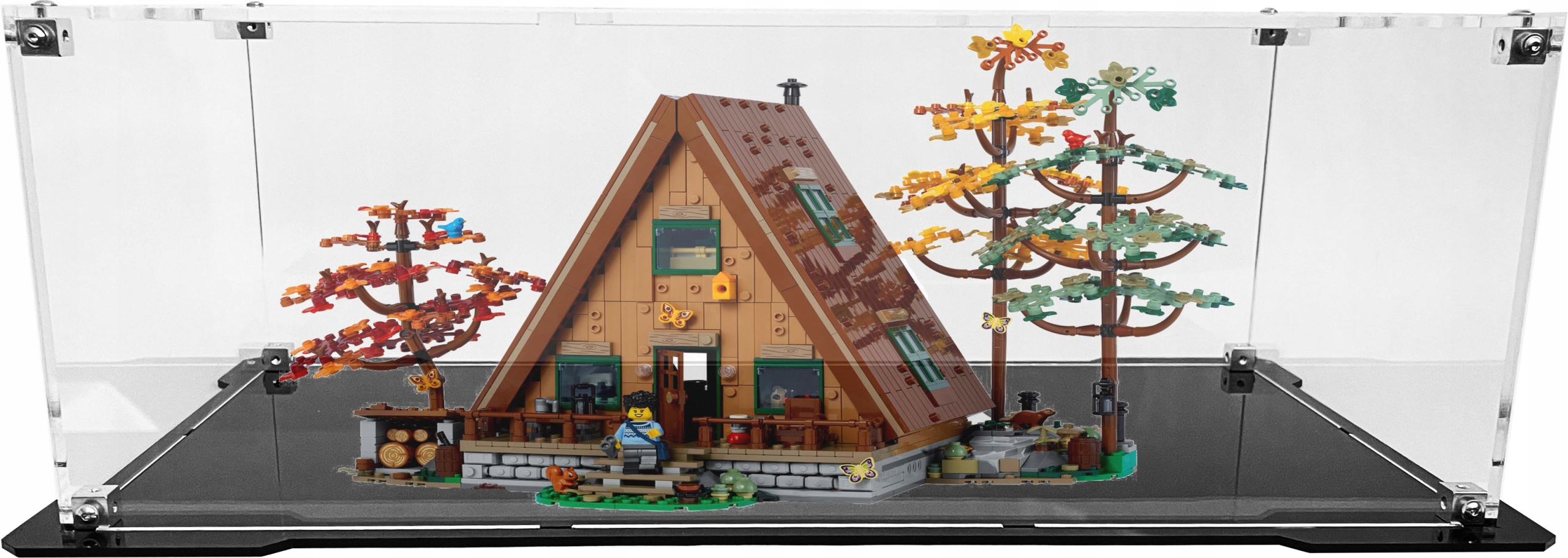 Vitrína s černou základnou pro stavebnici Lego 21338 Chatka s písmenem A