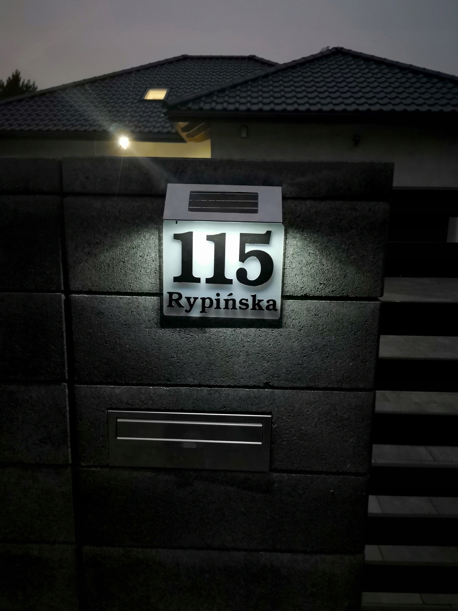 Tabliczka adresowa LED solarna, bateria słoneczna Szerokość produktu 20 cm