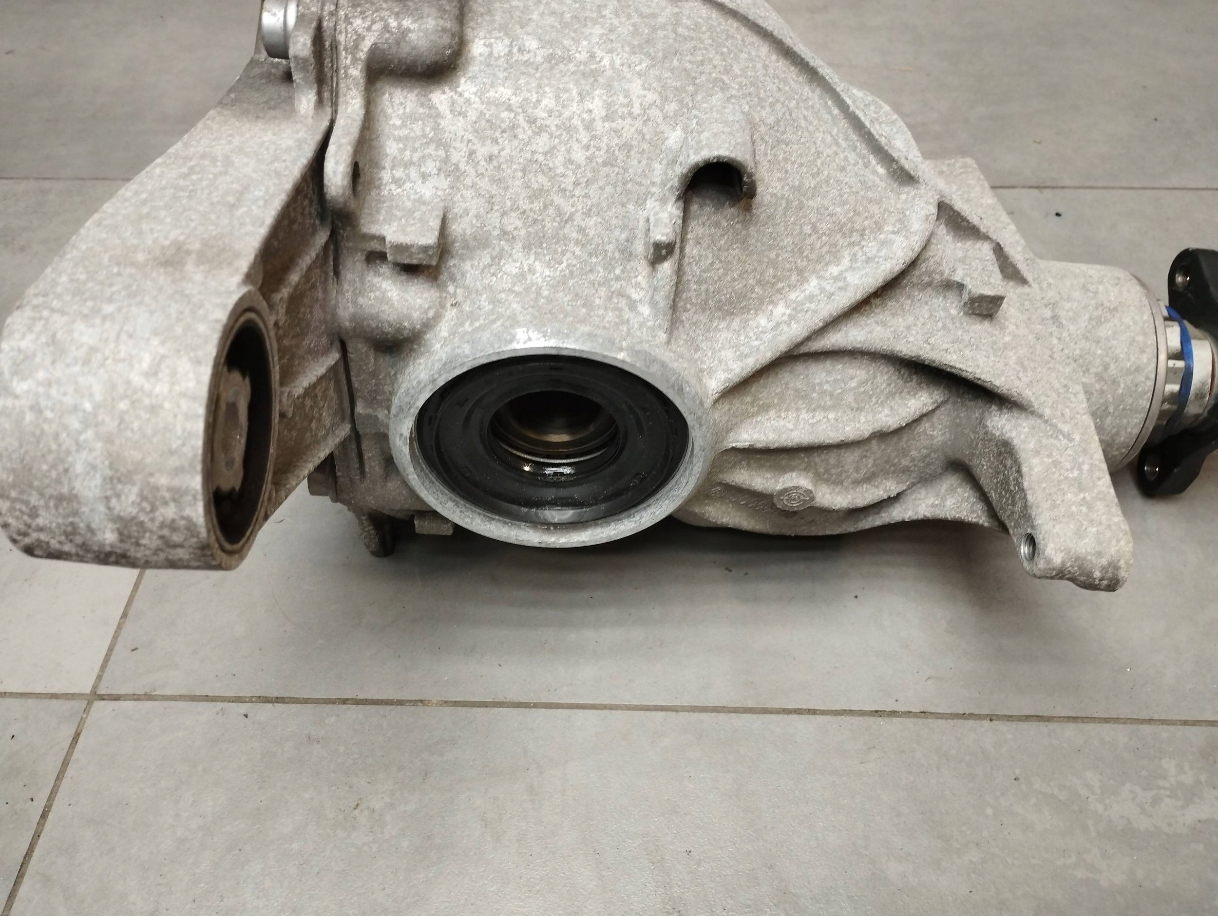 BMW 7 G11 750i diff differential rear part 8638075 2:81