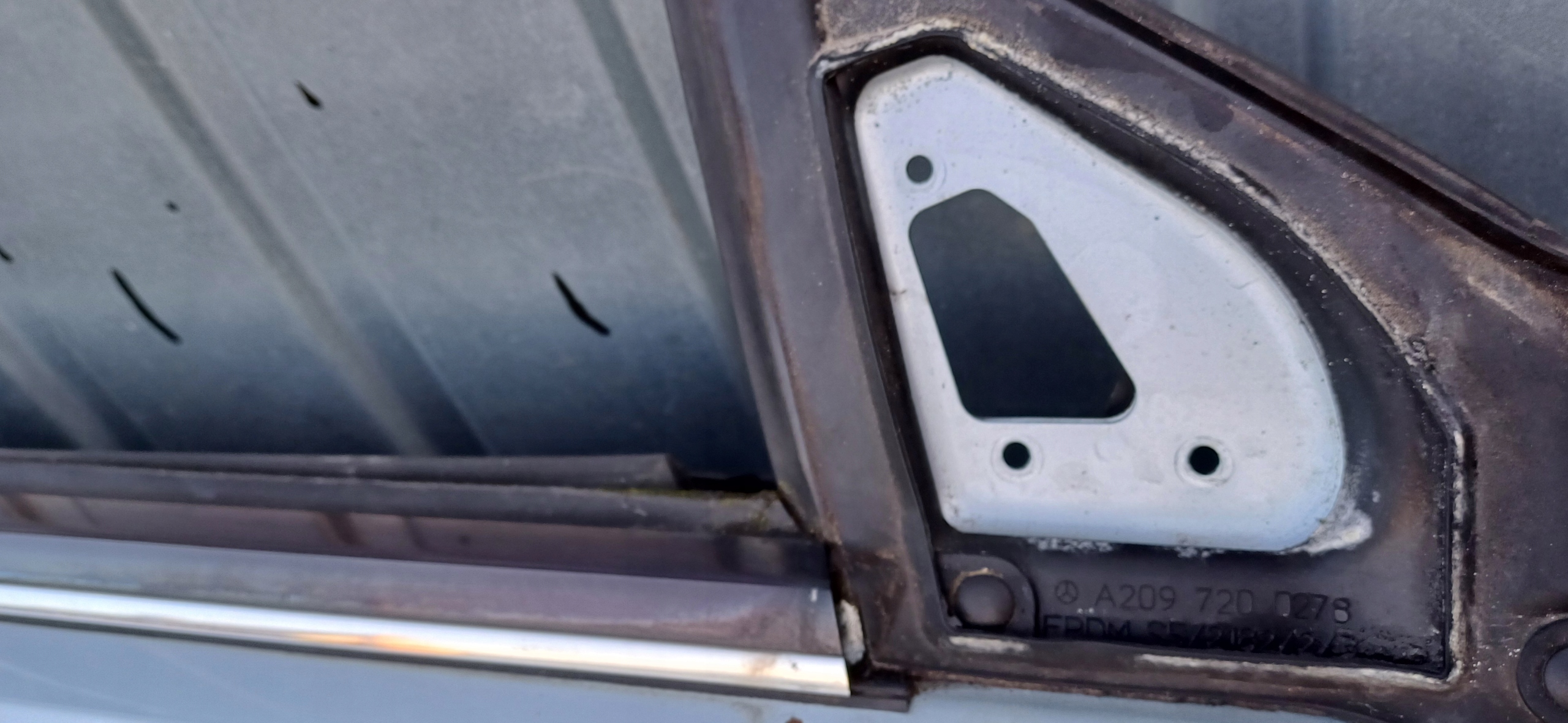 MERCEDES CLK W209 door right front 762